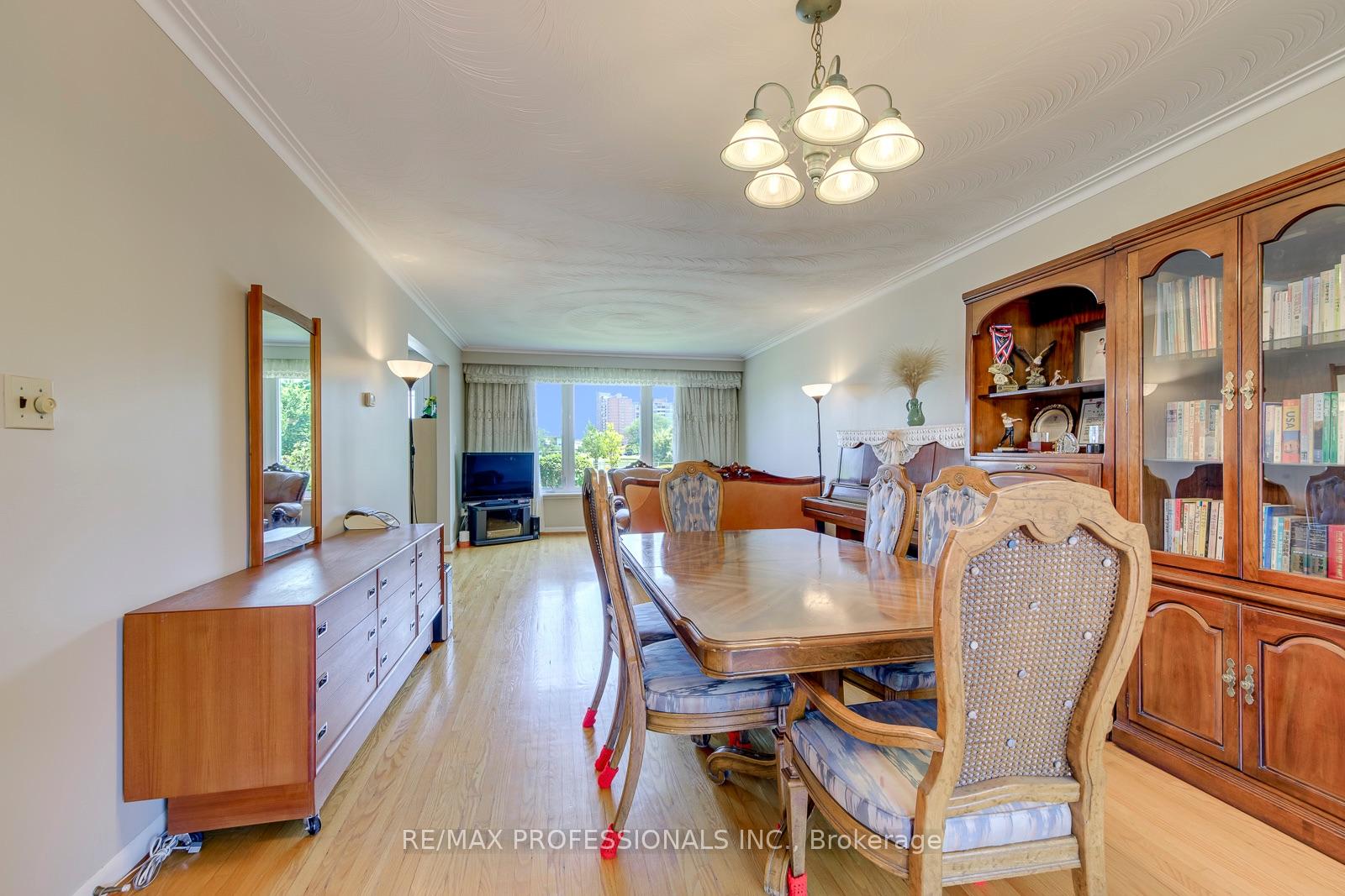 Photo 6 of 256 Wellesworth Drive, Etobicoke, Eringate-Centennial-West Deane — HOMEH