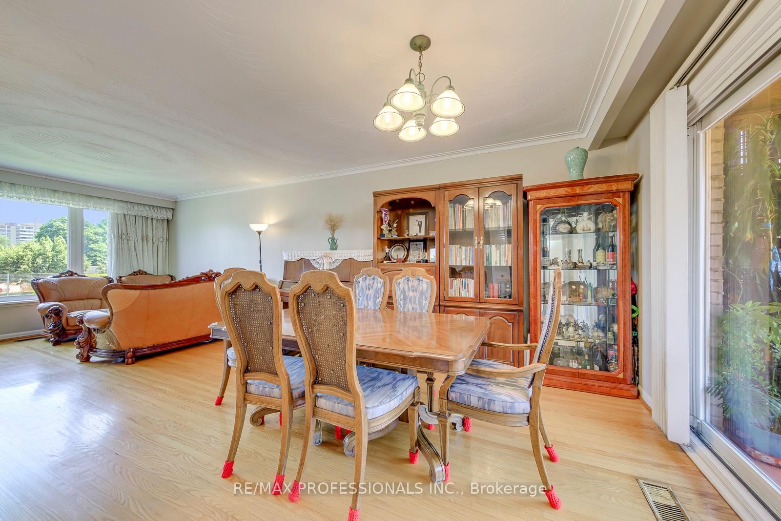 Photo 7 of 256 Wellesworth Drive, Etobicoke, Eringate-Centennial-West Deane — HOMEH
