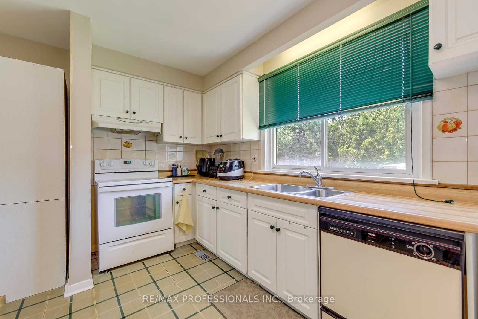 Photo 8 of 256 Wellesworth Drive, Etobicoke, Eringate-Centennial-West Deane — HOMEH