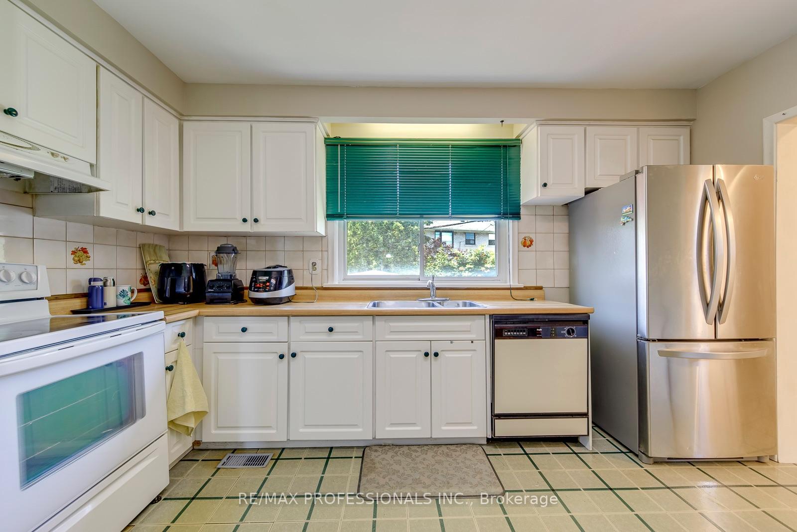 Photo 9 of 256 Wellesworth Drive, Etobicoke, Eringate-Centennial-West Deane — HOMEH