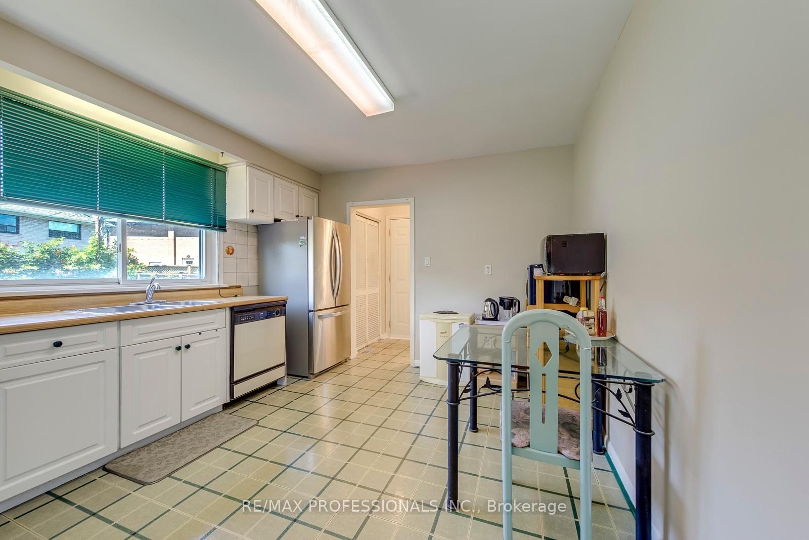 Photo 10 of 256 Wellesworth Drive, Etobicoke, Eringate-Centennial-West Deane — HOMEH