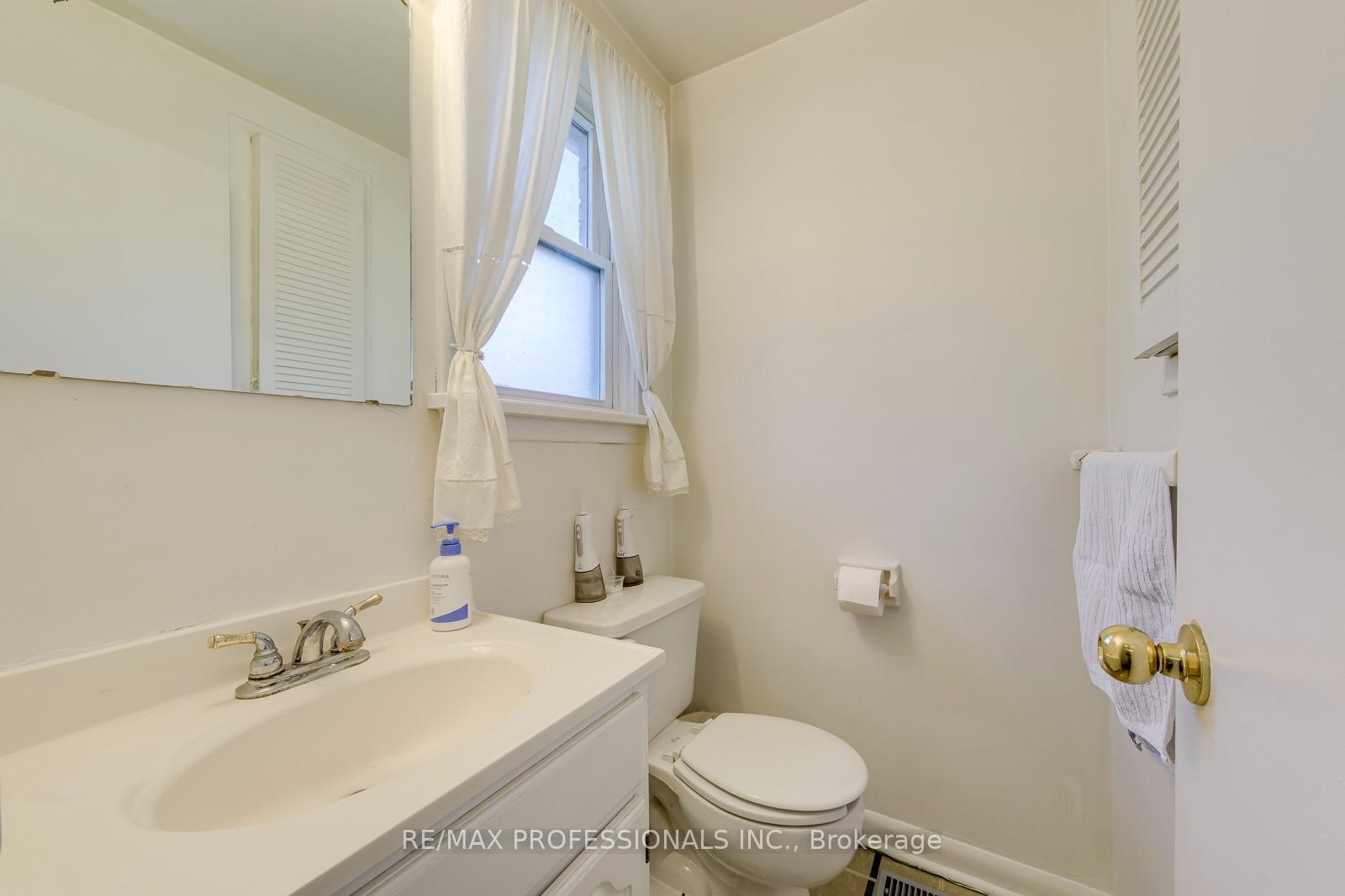 Photo 11 of 256 Wellesworth Drive, Etobicoke, Eringate-Centennial-West Deane — HOMEH