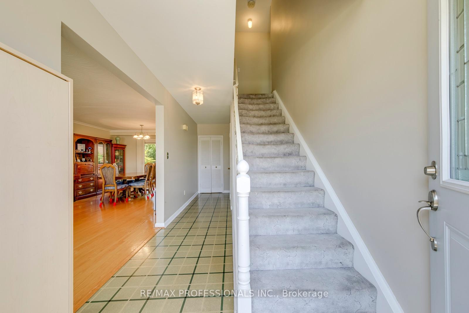 Photo 12 of 256 Wellesworth Drive, Etobicoke, Eringate-Centennial-West Deane — HOMEH