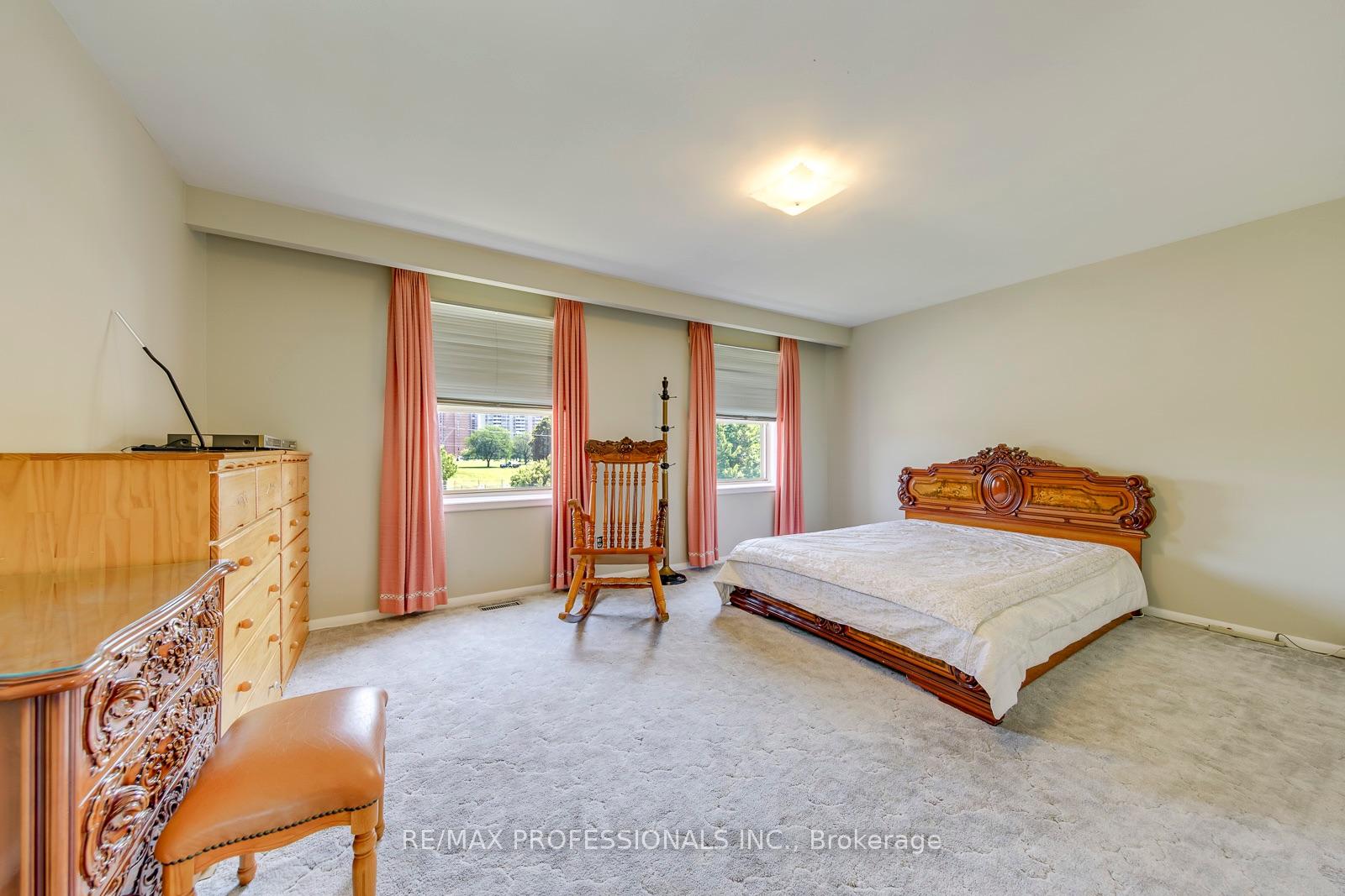 Photo 13 of 256 Wellesworth Drive, Etobicoke, Eringate-Centennial-West Deane — HOMEH