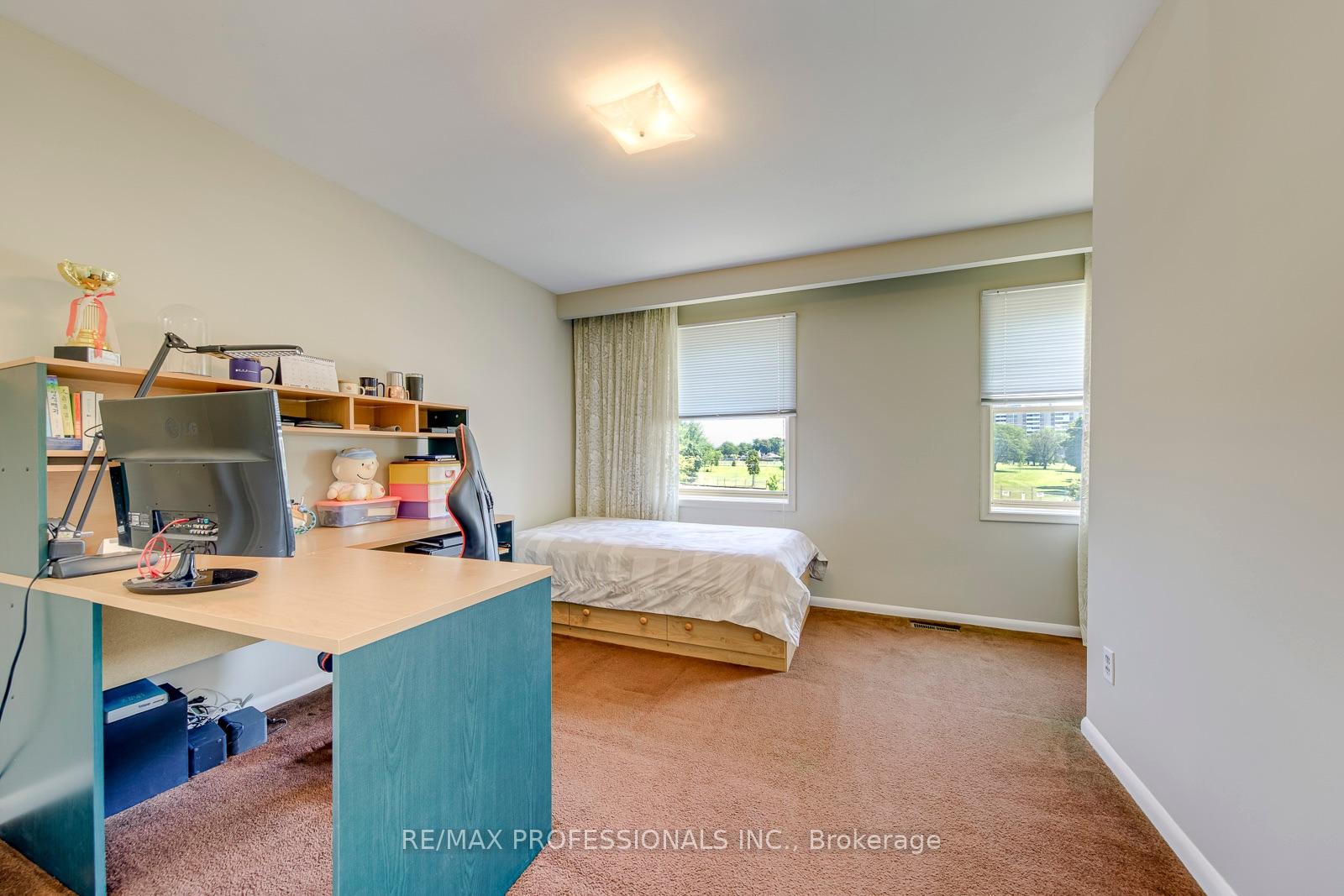 Photo 14 of 256 Wellesworth Drive, Etobicoke, Eringate-Centennial-West Deane — HOMEH