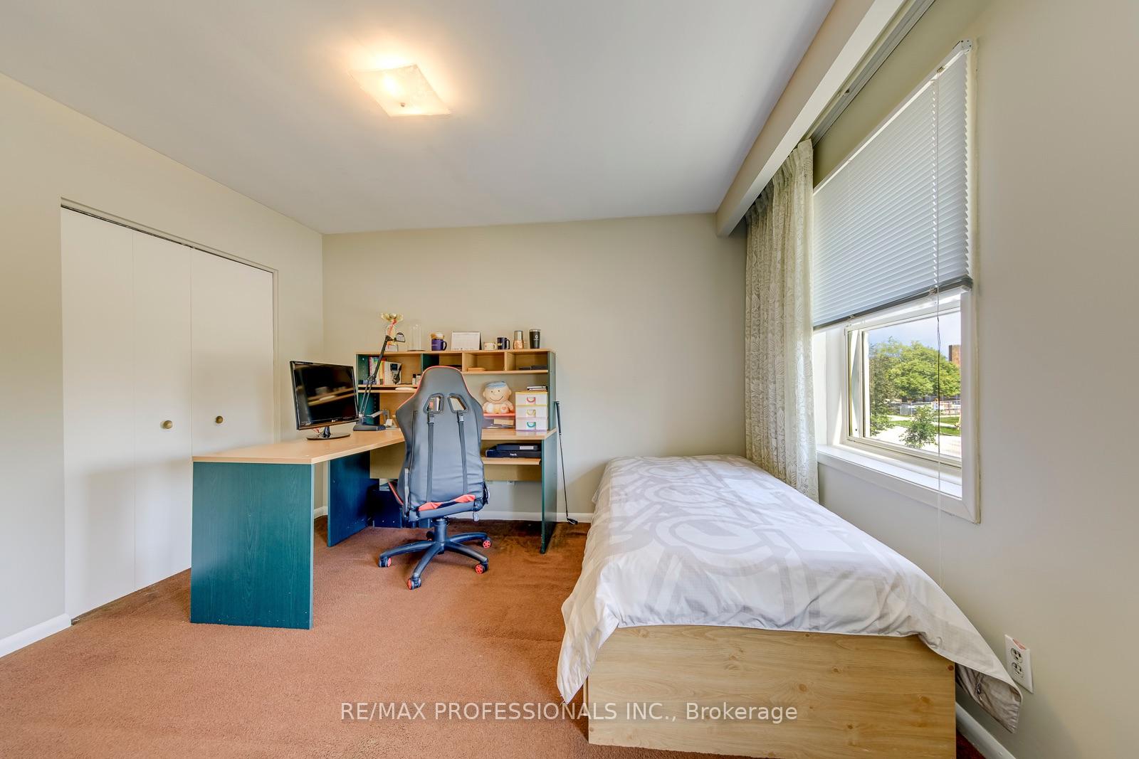 Photo 15 of 256 Wellesworth Drive, Etobicoke, Eringate-Centennial-West Deane — HOMEH