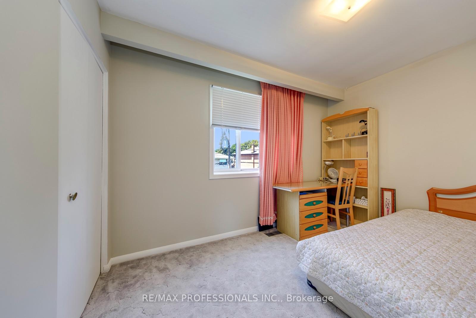 Photo 16 of 256 Wellesworth Drive, Etobicoke, Eringate-Centennial-West Deane — HOMEH