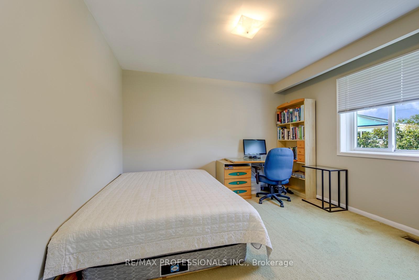 Photo 17 of 256 Wellesworth Drive, Etobicoke, Eringate-Centennial-West Deane — HOMEH