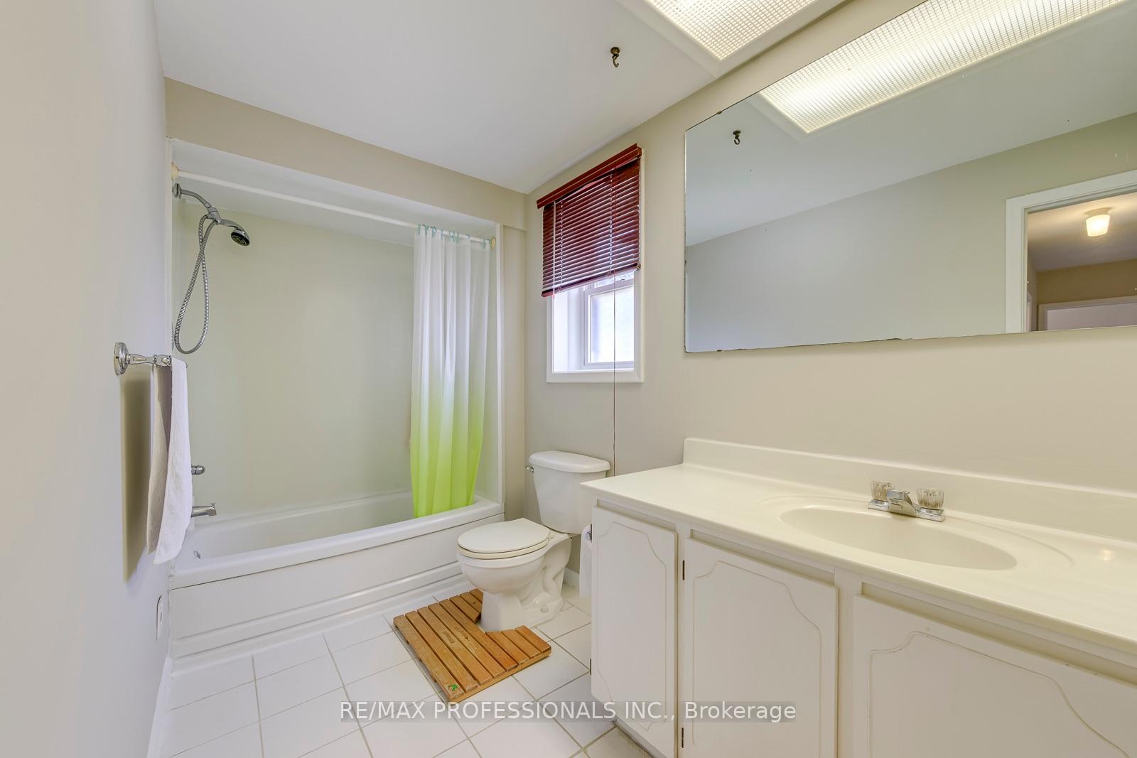 Photo 18 of 256 Wellesworth Drive, Etobicoke, Eringate-Centennial-West Deane — HOMEH