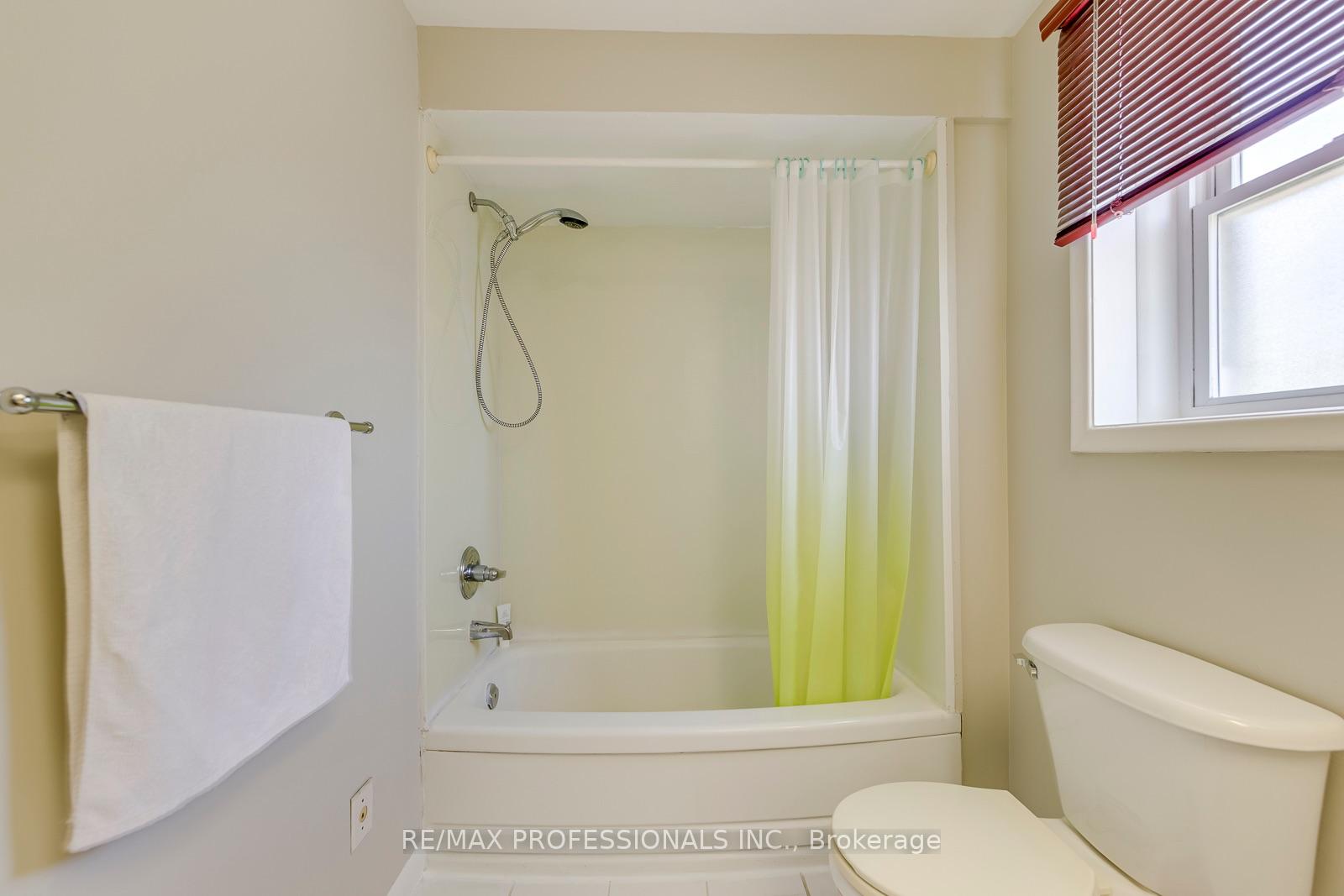 Photo 19 of 256 Wellesworth Drive, Etobicoke, Eringate-Centennial-West Deane — HOMEH