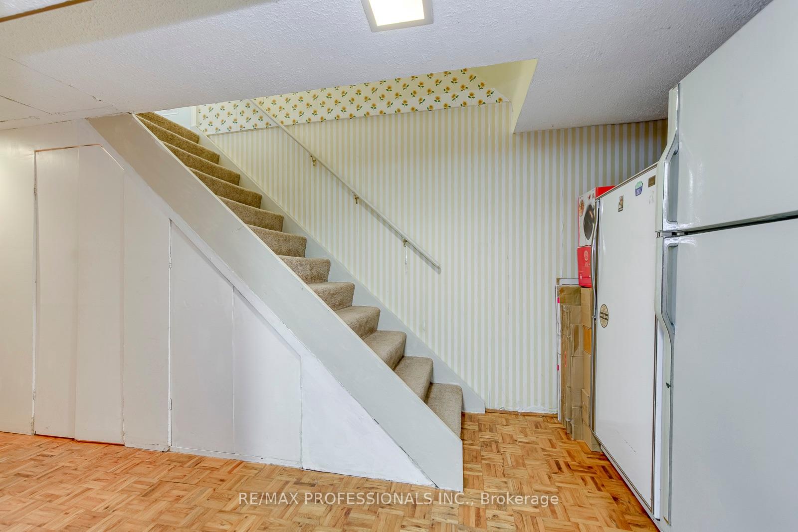 Photo 20 of 256 Wellesworth Drive, Etobicoke, Eringate-Centennial-West Deane — HOMEH