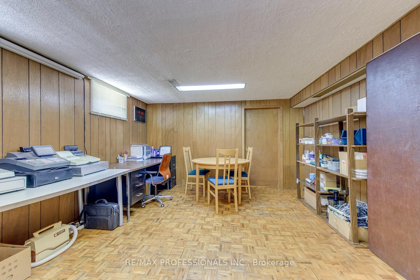 Photo 22 of 256 Wellesworth Drive, Etobicoke, Eringate-Centennial-West Deane — HOMEH