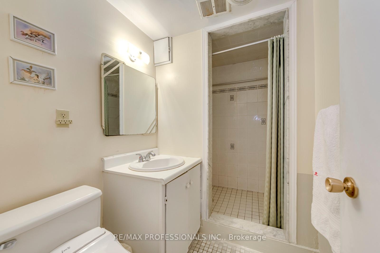 Photo 24 of 256 Wellesworth Drive, Etobicoke, Eringate-Centennial-West Deane — HOMEH