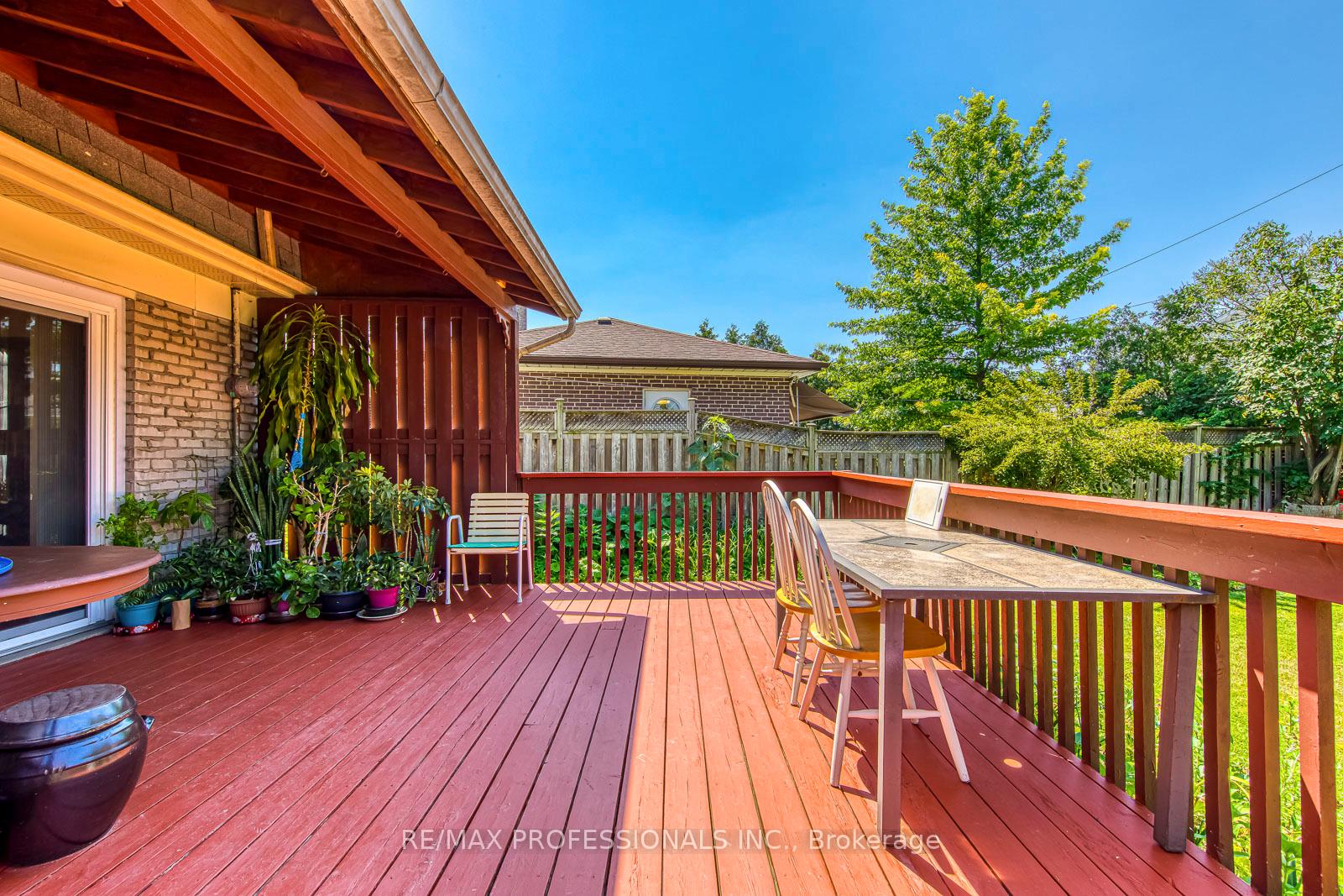 Photo 26 of 256 Wellesworth Drive, Etobicoke, Eringate-Centennial-West Deane — HOMEH