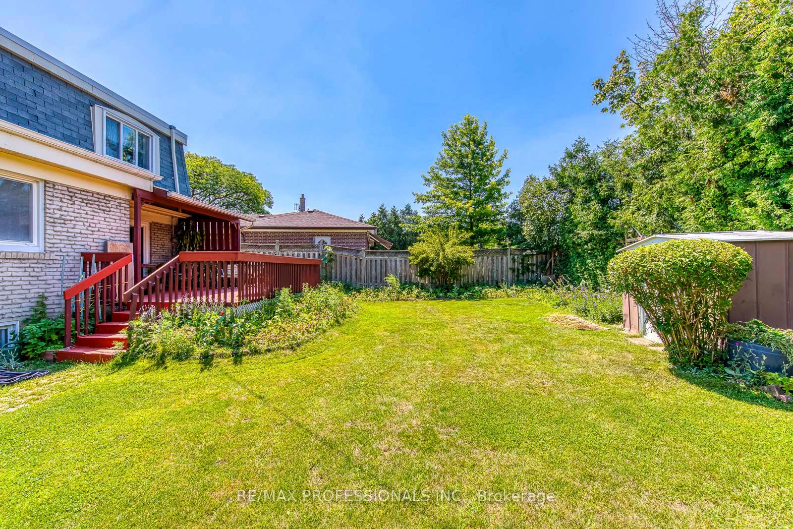 Photo 28 of 256 Wellesworth Drive, Etobicoke, Eringate-Centennial-West Deane — HOMEH