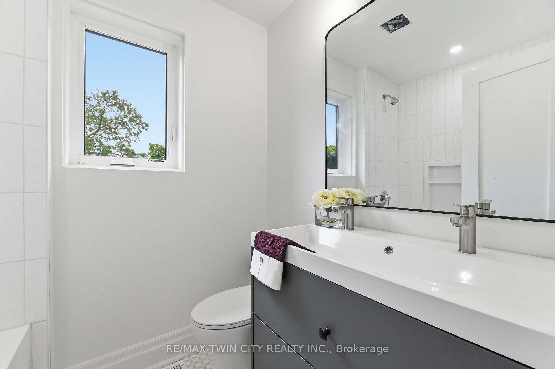 Photo 10 of Unit 3, 37 Edwin Street, Brantford, Holmedale — HOMEH