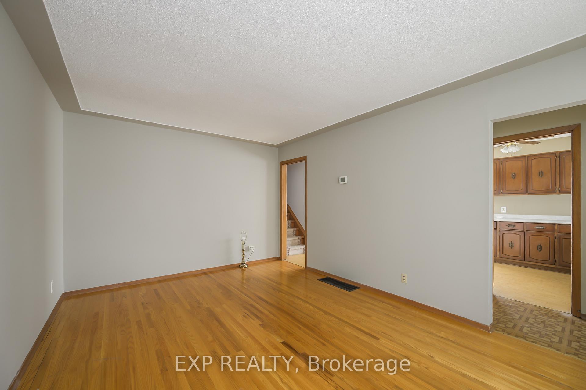 Photo 3 of 289 Fairhaven Circle, London, East O — HOMEH
