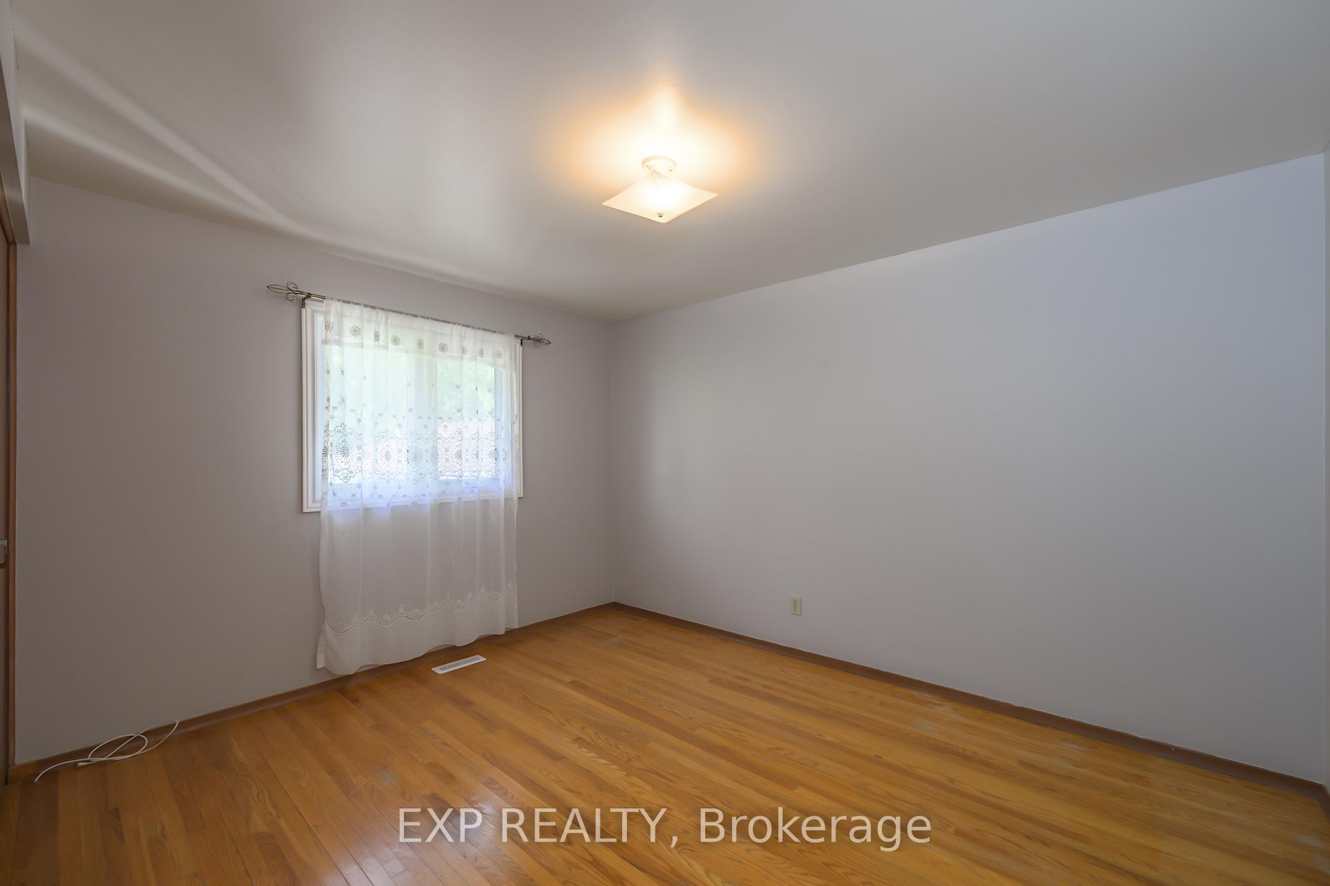 Photo 11 of 289 Fairhaven Circle, London, East O — HOMEH