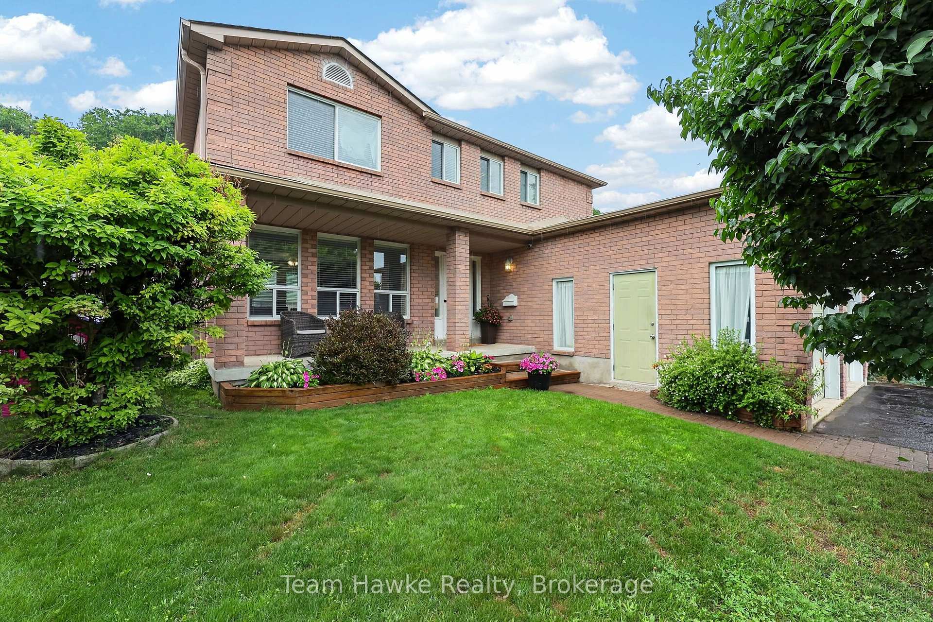Photo 3 of 1085 Dina Crescent, Midland — HOMEH