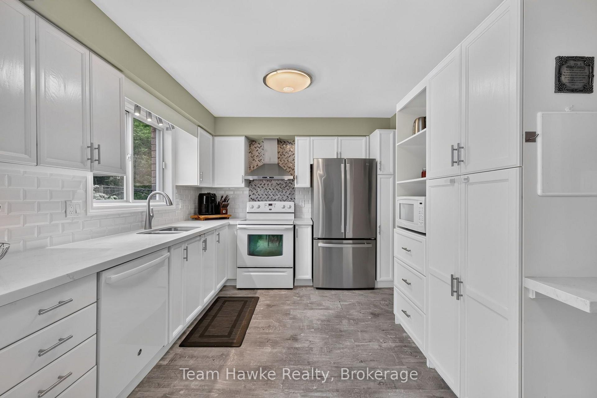 Photo 14 of 1085 Dina Crescent, Midland — HOMEH