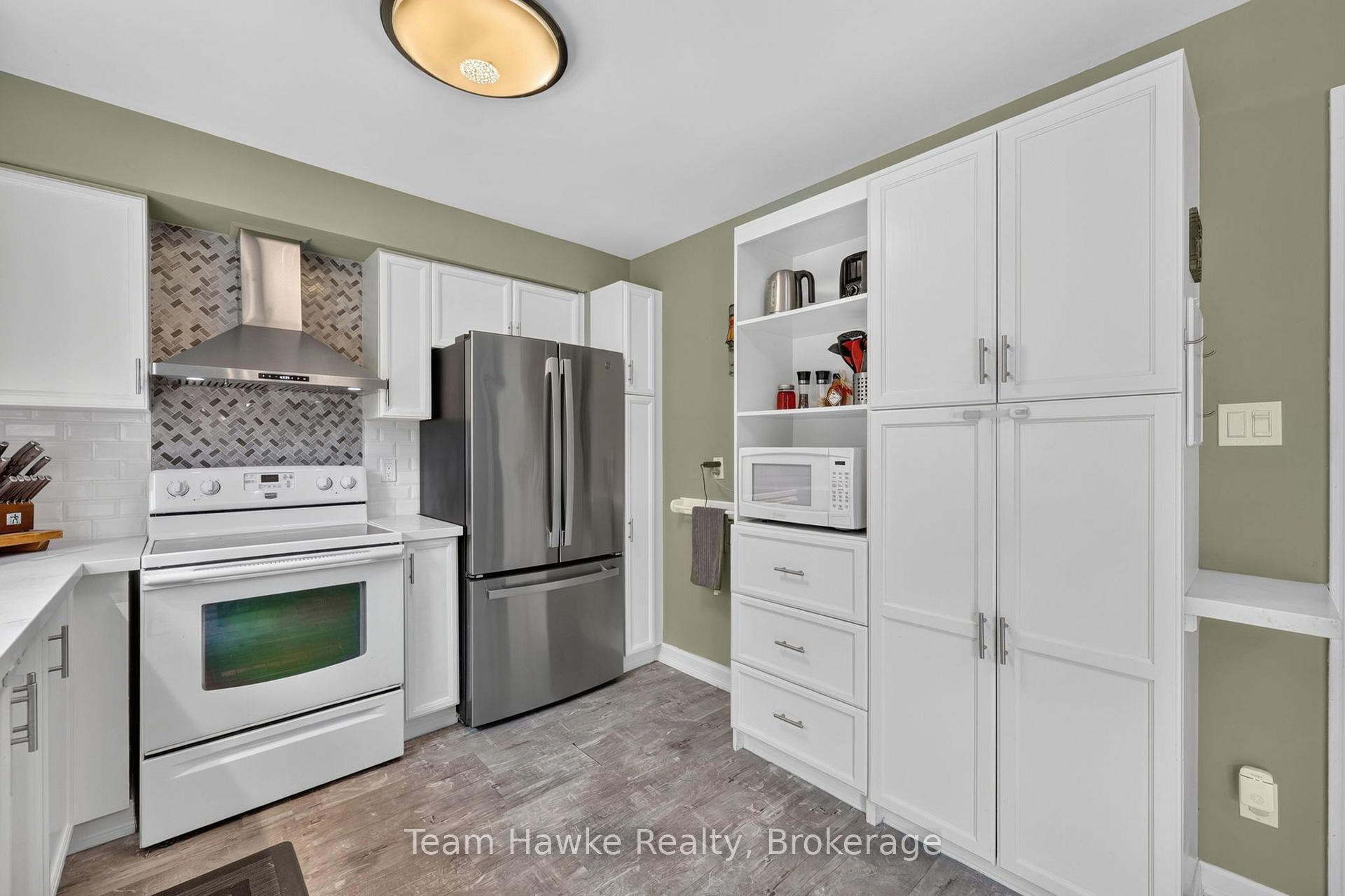 Photo 15 of 1085 Dina Crescent, Midland — HOMEH