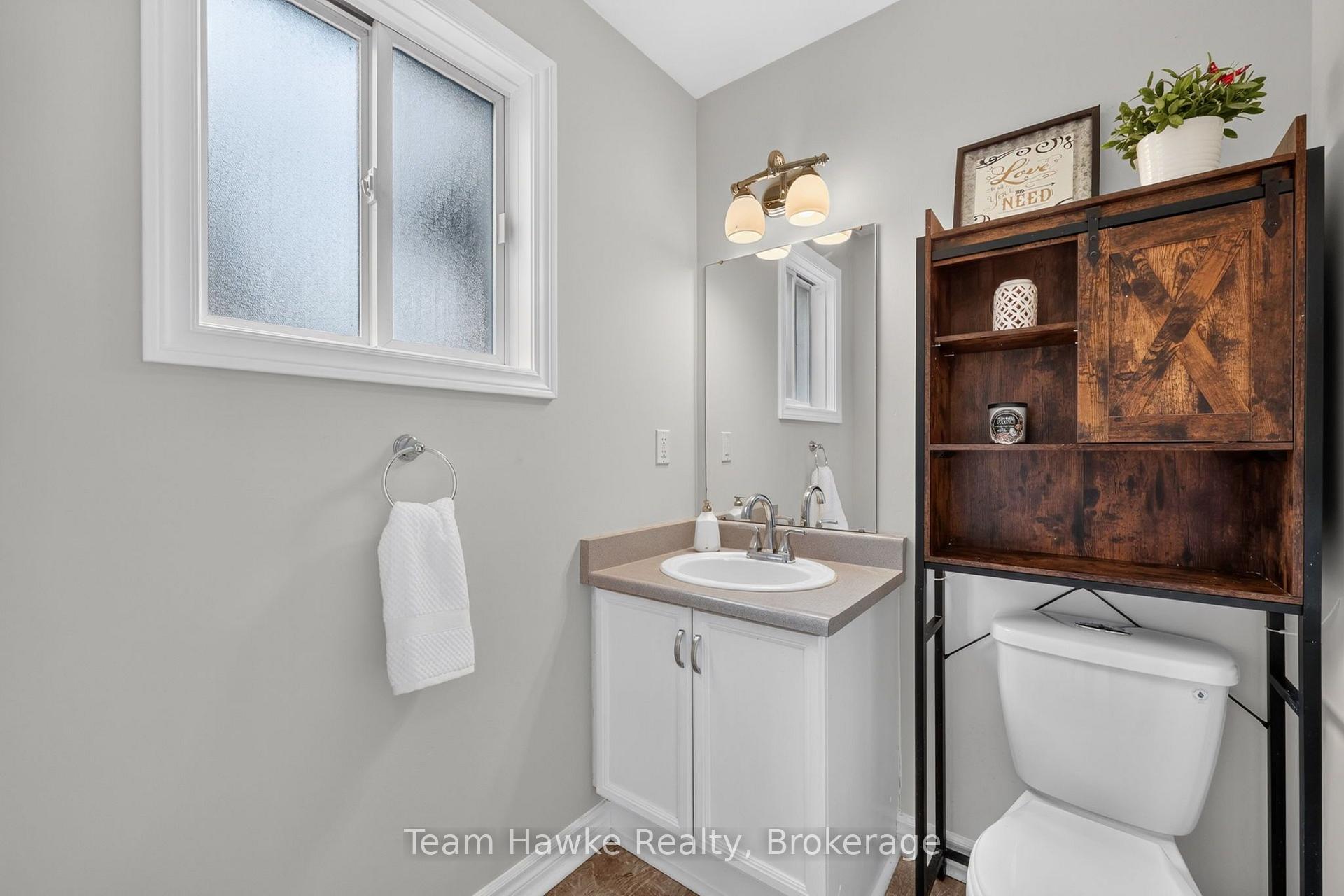Photo 16 of 1085 Dina Crescent, Midland — HOMEH