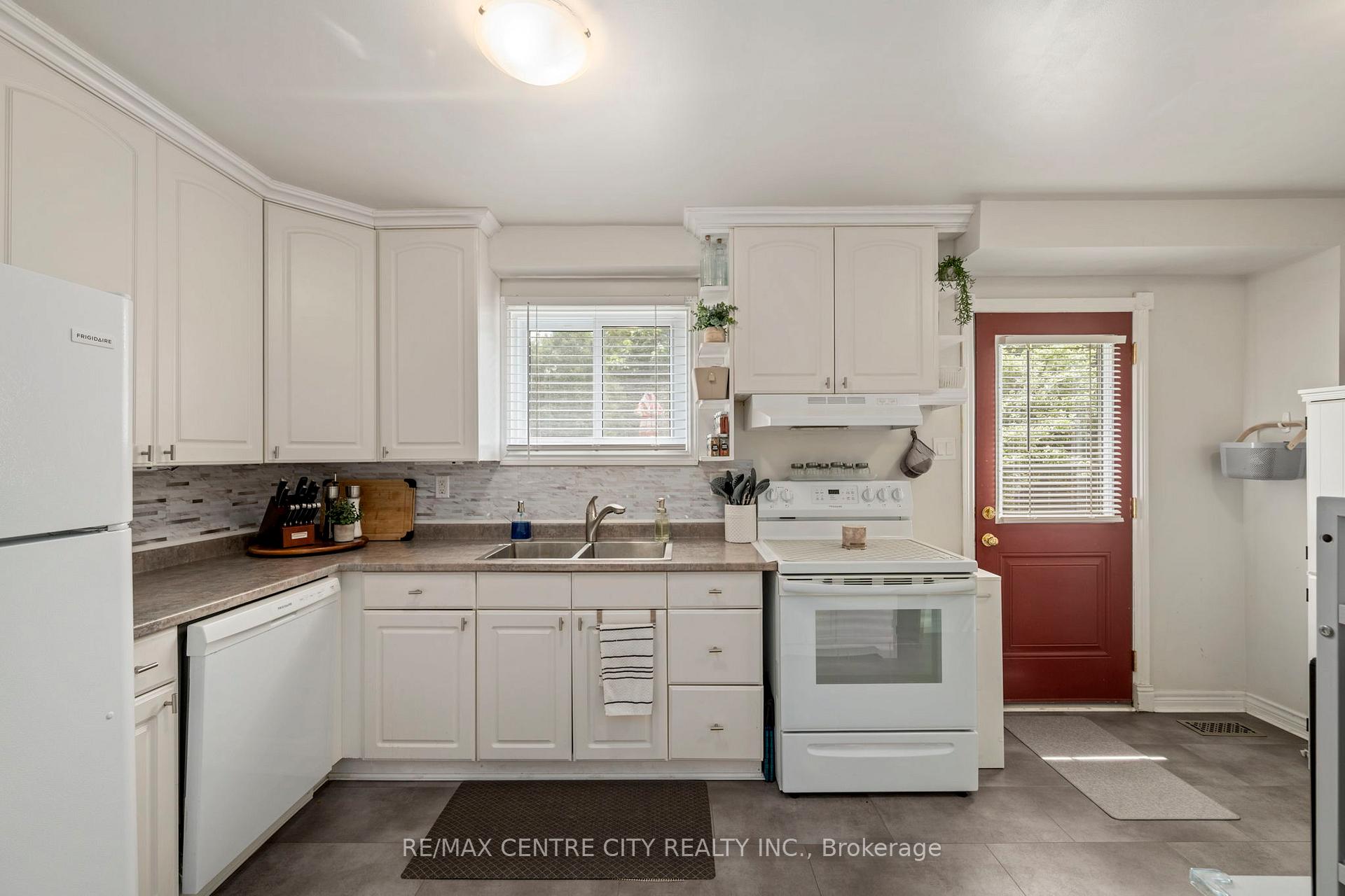 Photo 10 of Unit 9, 475 Sandringham Crescent, London, South R — HOMEH
