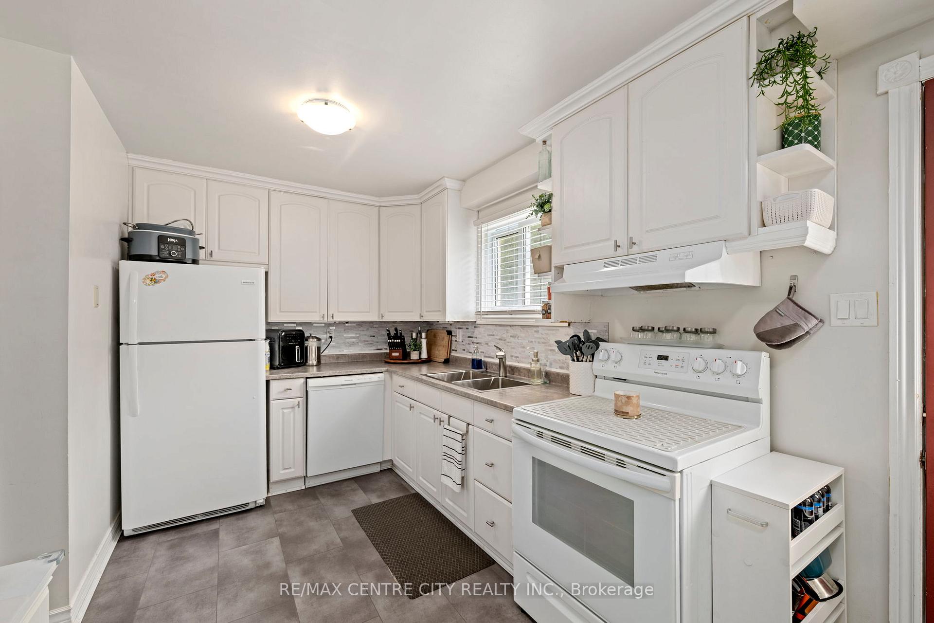 Photo 13 of Unit 9, 475 Sandringham Crescent, London, South R — HOMEH