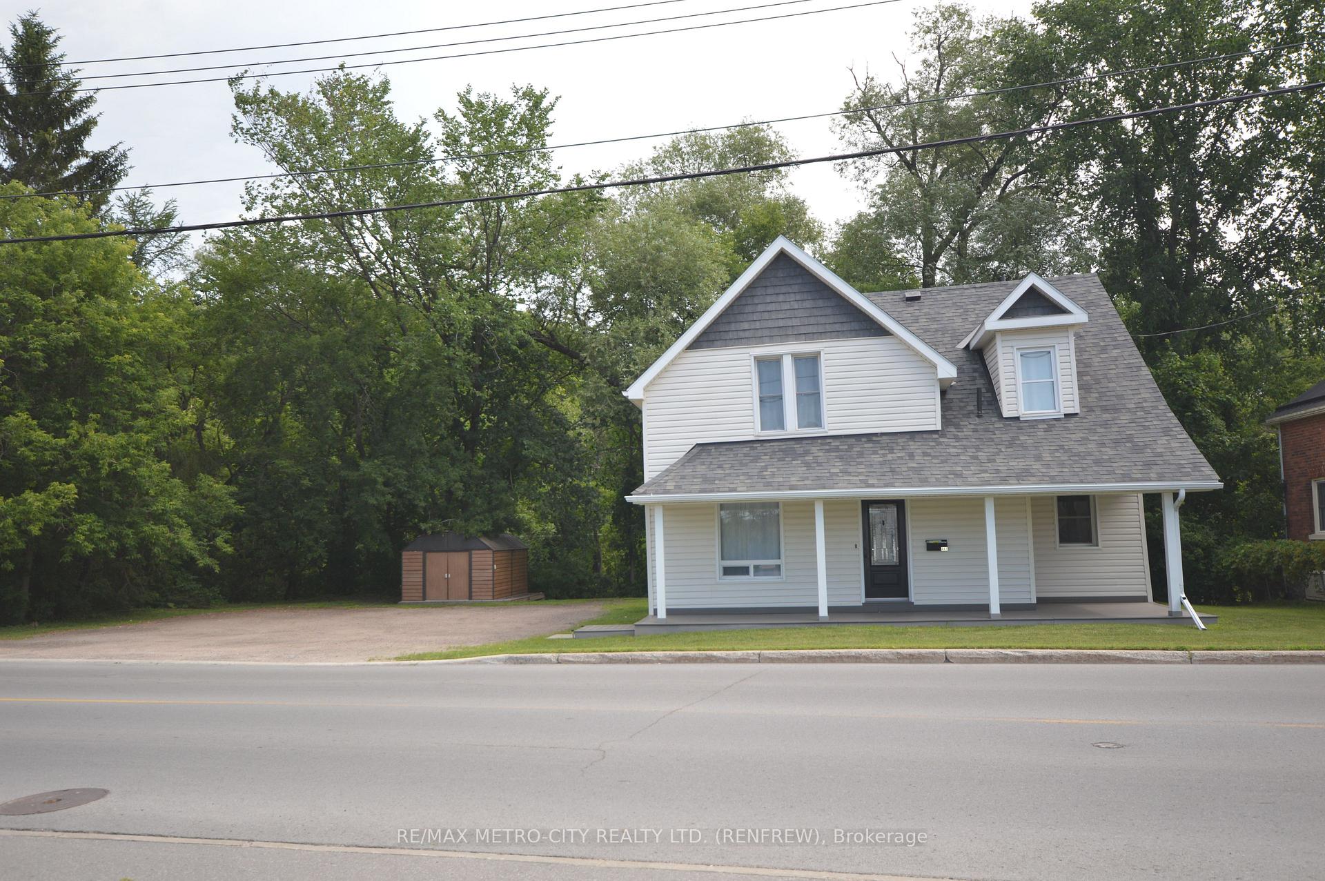 Front of 447 Raglan Street S