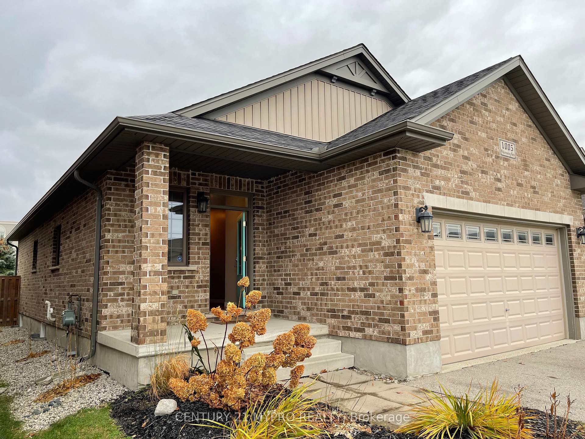 Photo 3 of 1005 Oakcrossing Gate, London, North M — HOMEH