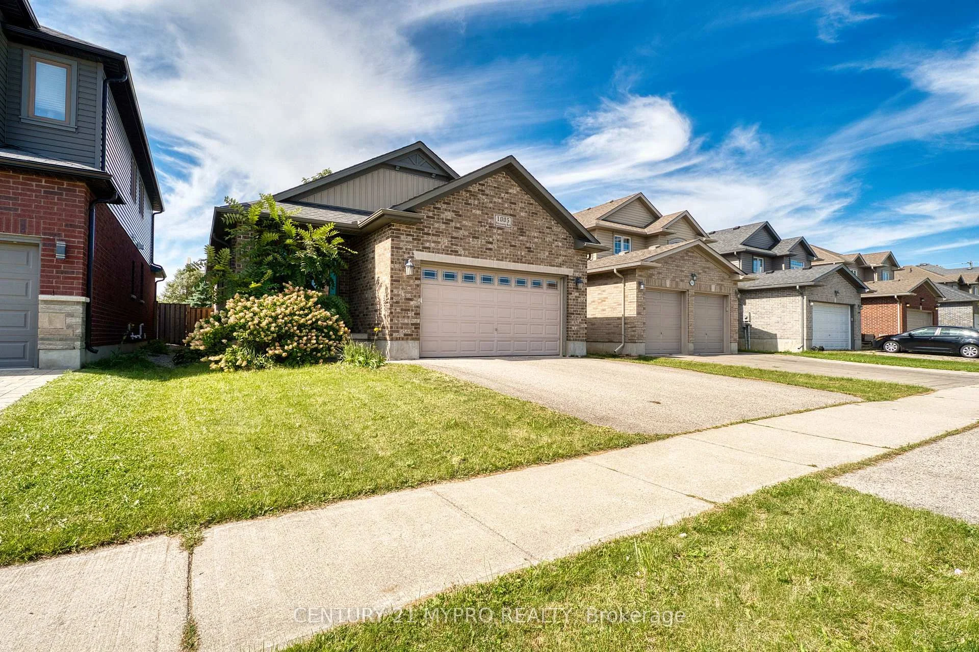 Photo 1 of 1005 Oakcrossing Gate, London, North M — HOMEH