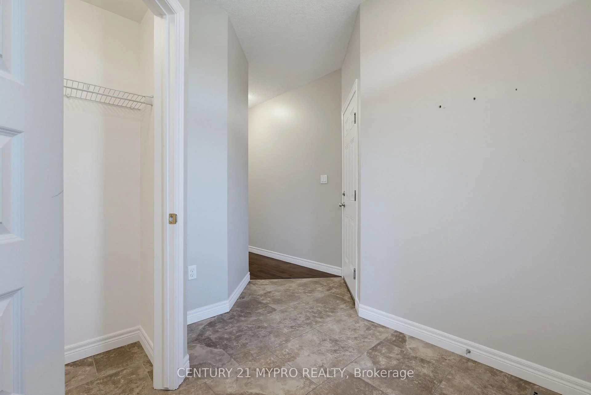 Photo 8 of 1005 Oakcrossing Gate, London, North M — HOMEH