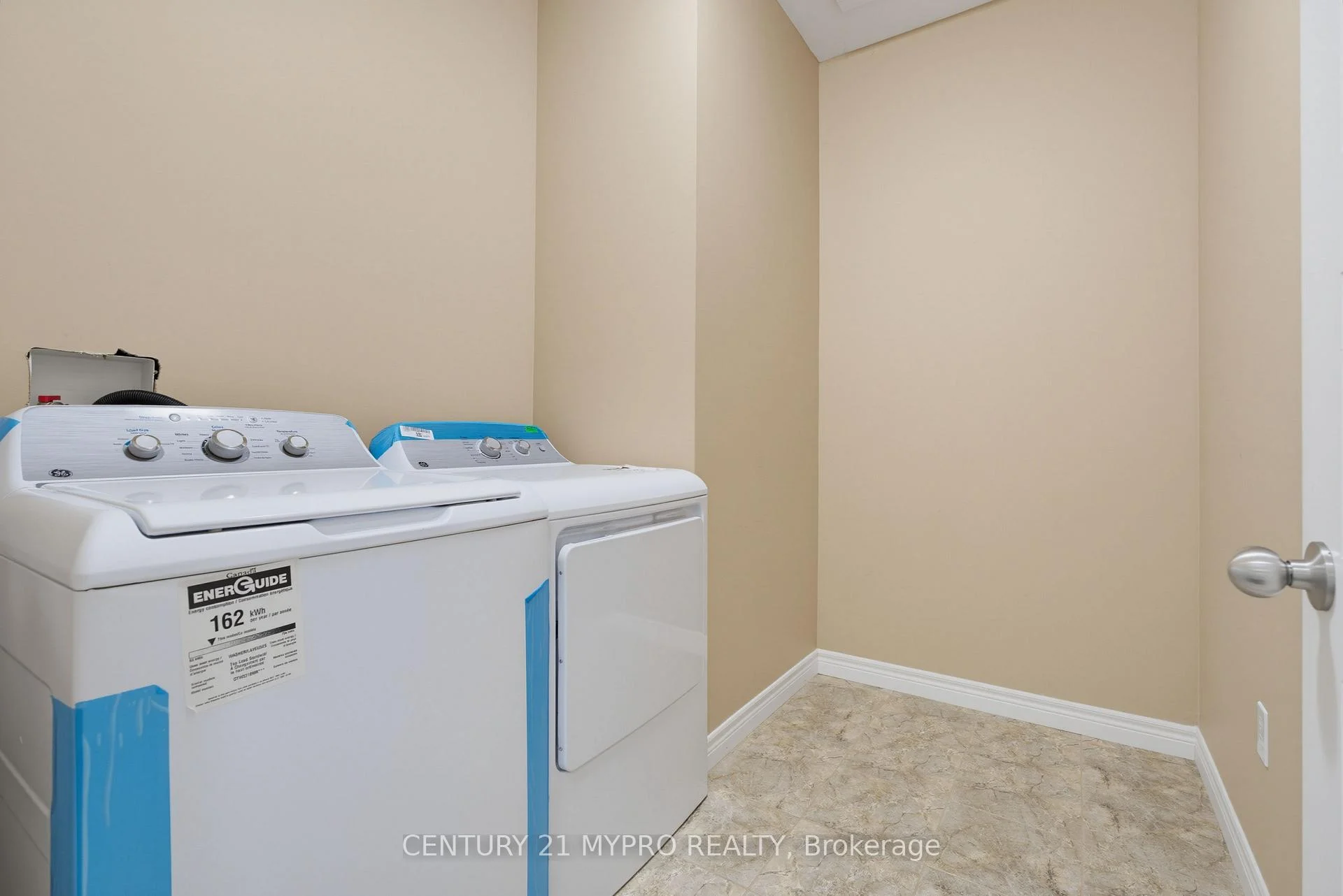 Photo 50 of 1005 Oakcrossing Gate, London, North M — HOMEH