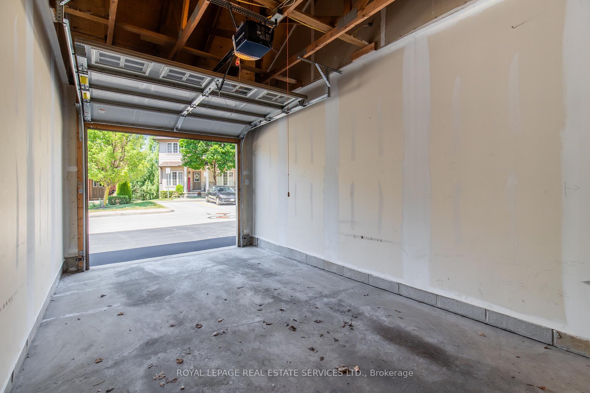 Photo 33 of 113 Liddycoat Lane, Hamilton, Ancaster — HOMEH