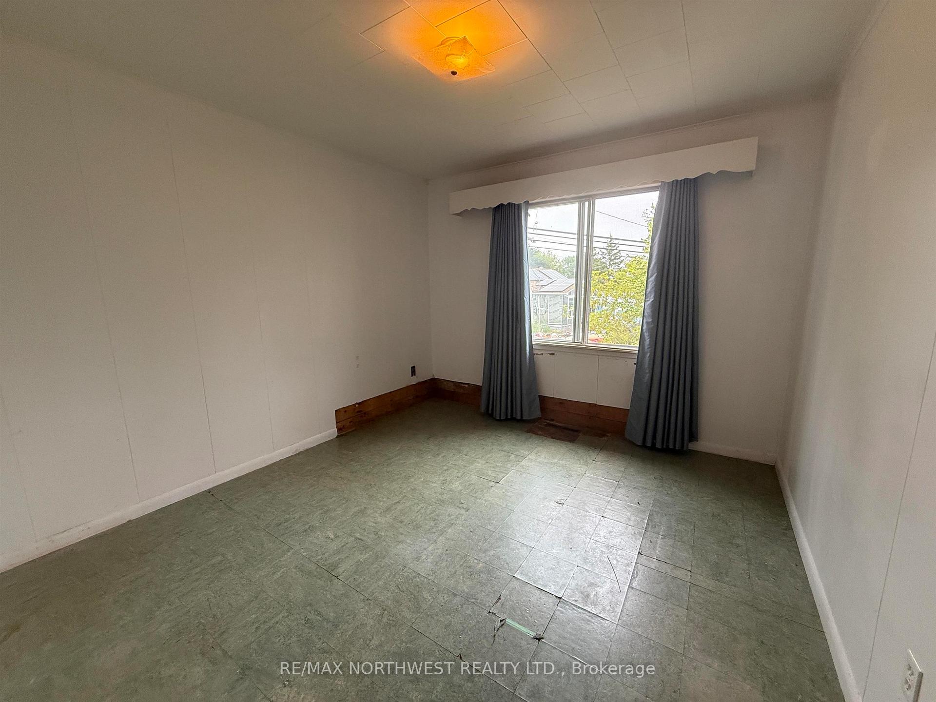 Photo 10 of 528 Eighth Street, Kenora, Keewatin — HOMEH