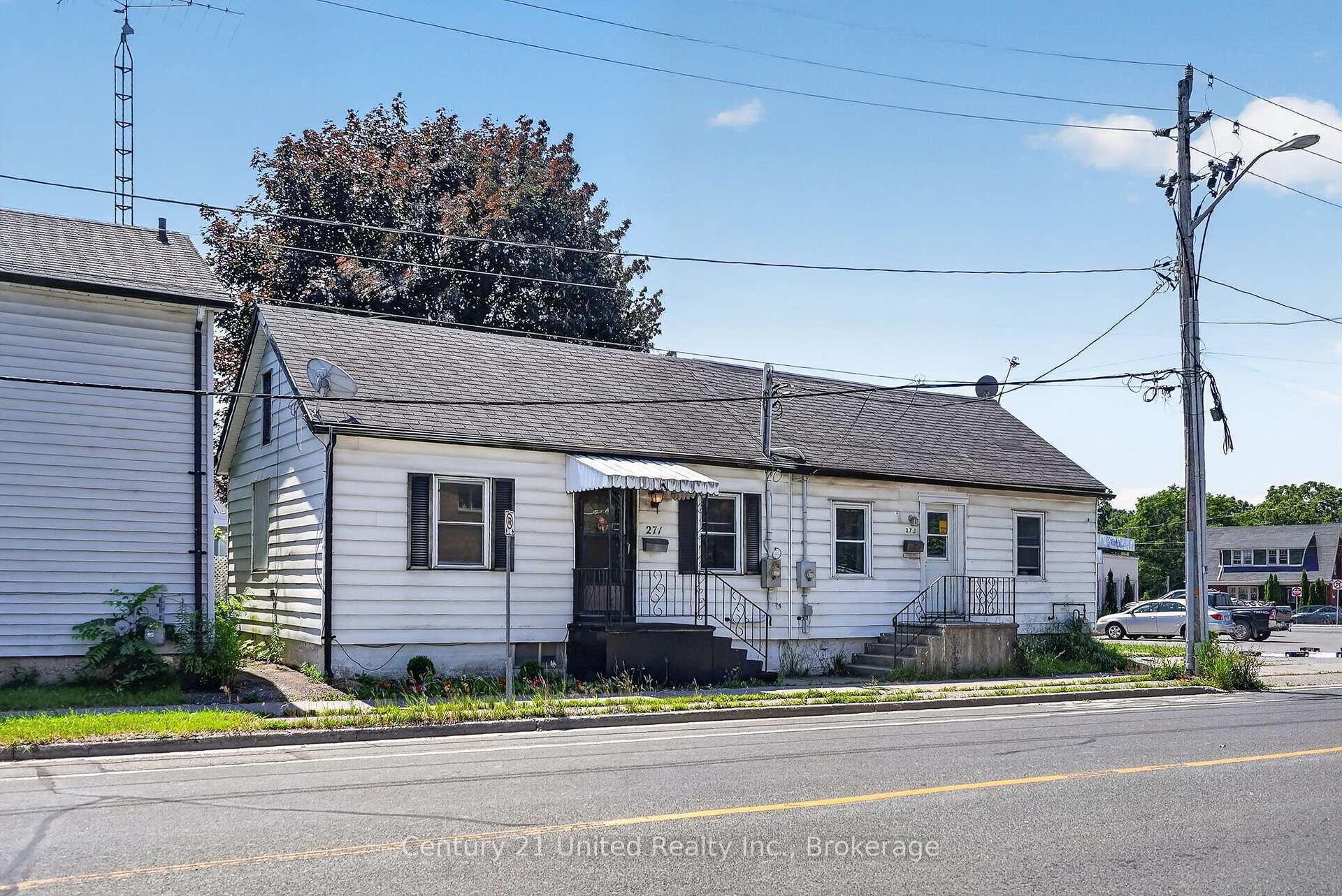Front of 271 University Avenue W