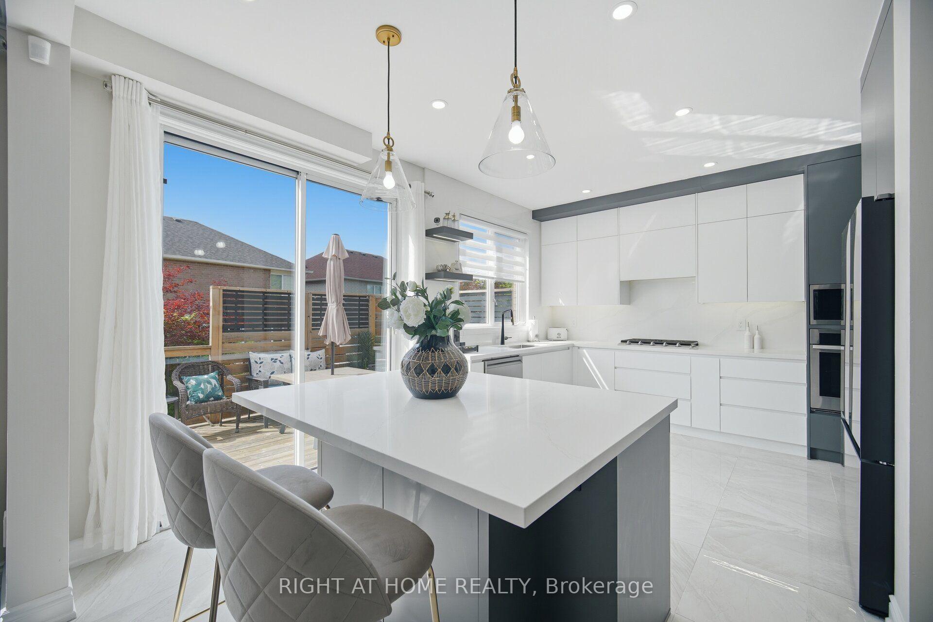 Photo 16 of 44 Crew Crescent, Vaughan, Vellore Village — HOMEH