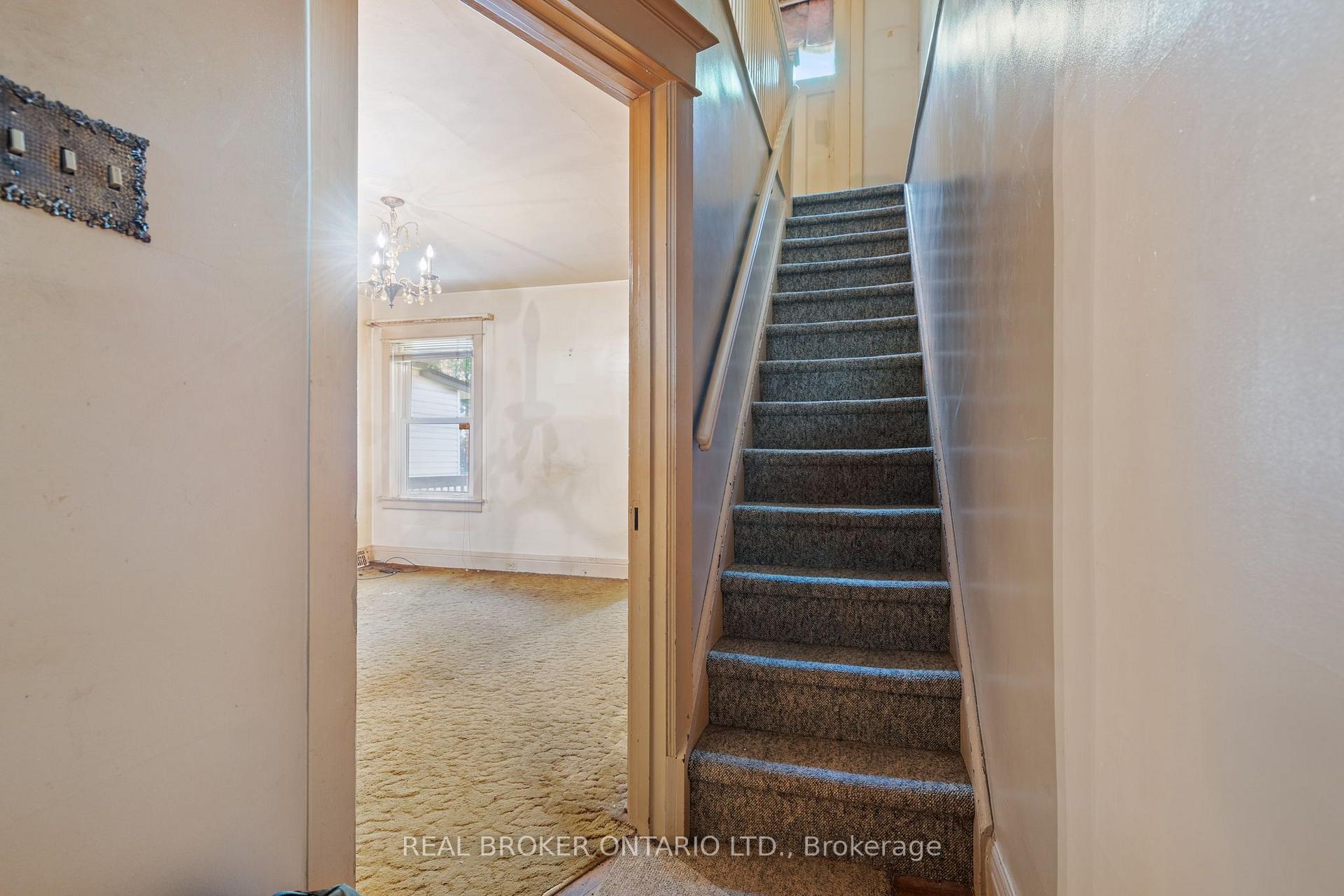 Photo 6 of 23 Edgemont Street N, Hamilton, Crown Point — HOMEH