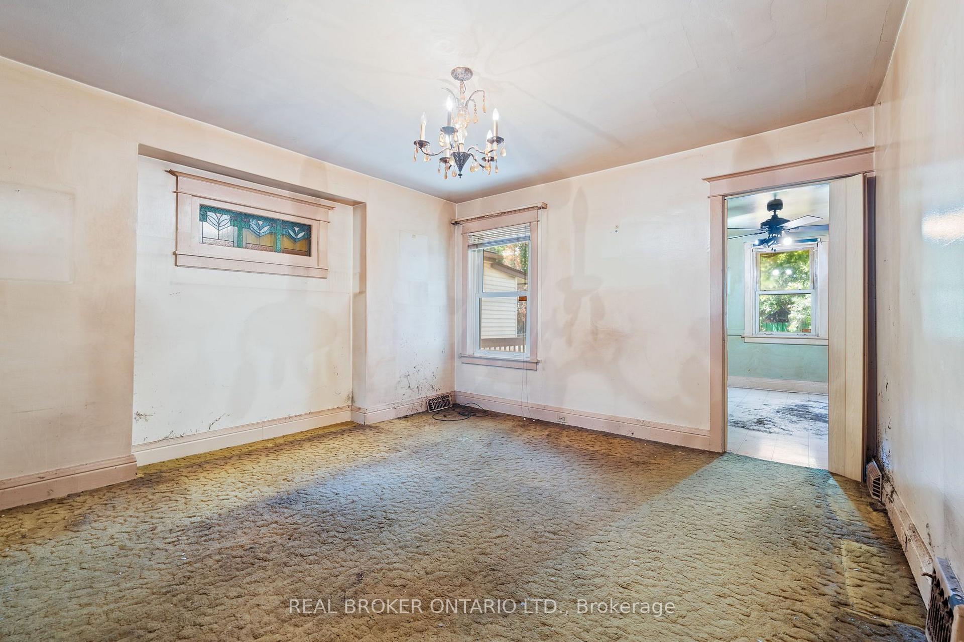 Photo 10 of 23 Edgemont Street N, Hamilton, Crown Point — HOMEH