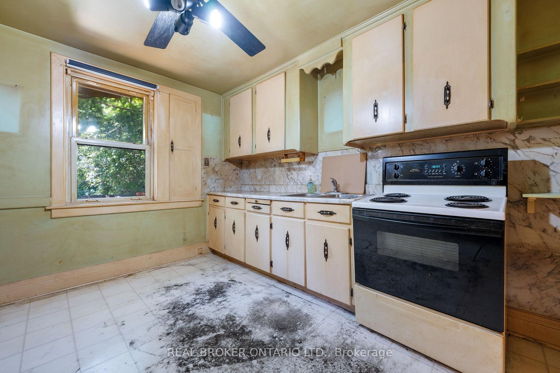 Photo 11 of 23 Edgemont Street N, Hamilton, Crown Point — HOMEH