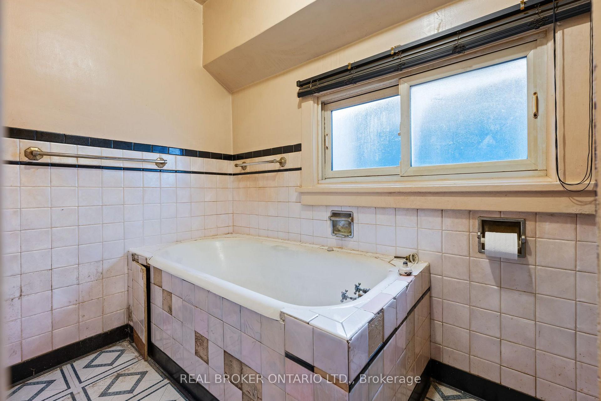 Photo 16 of 23 Edgemont Street N, Hamilton, Crown Point — HOMEH