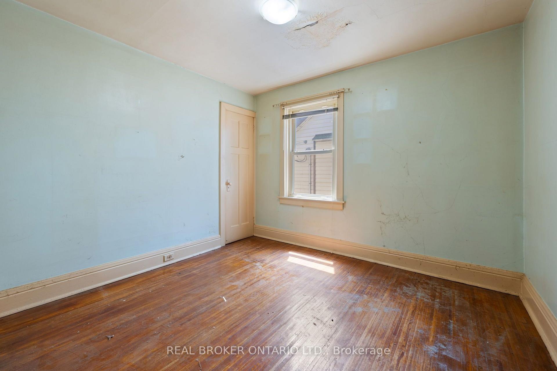 Photo 17 of 23 Edgemont Street N, Hamilton, Crown Point — HOMEH