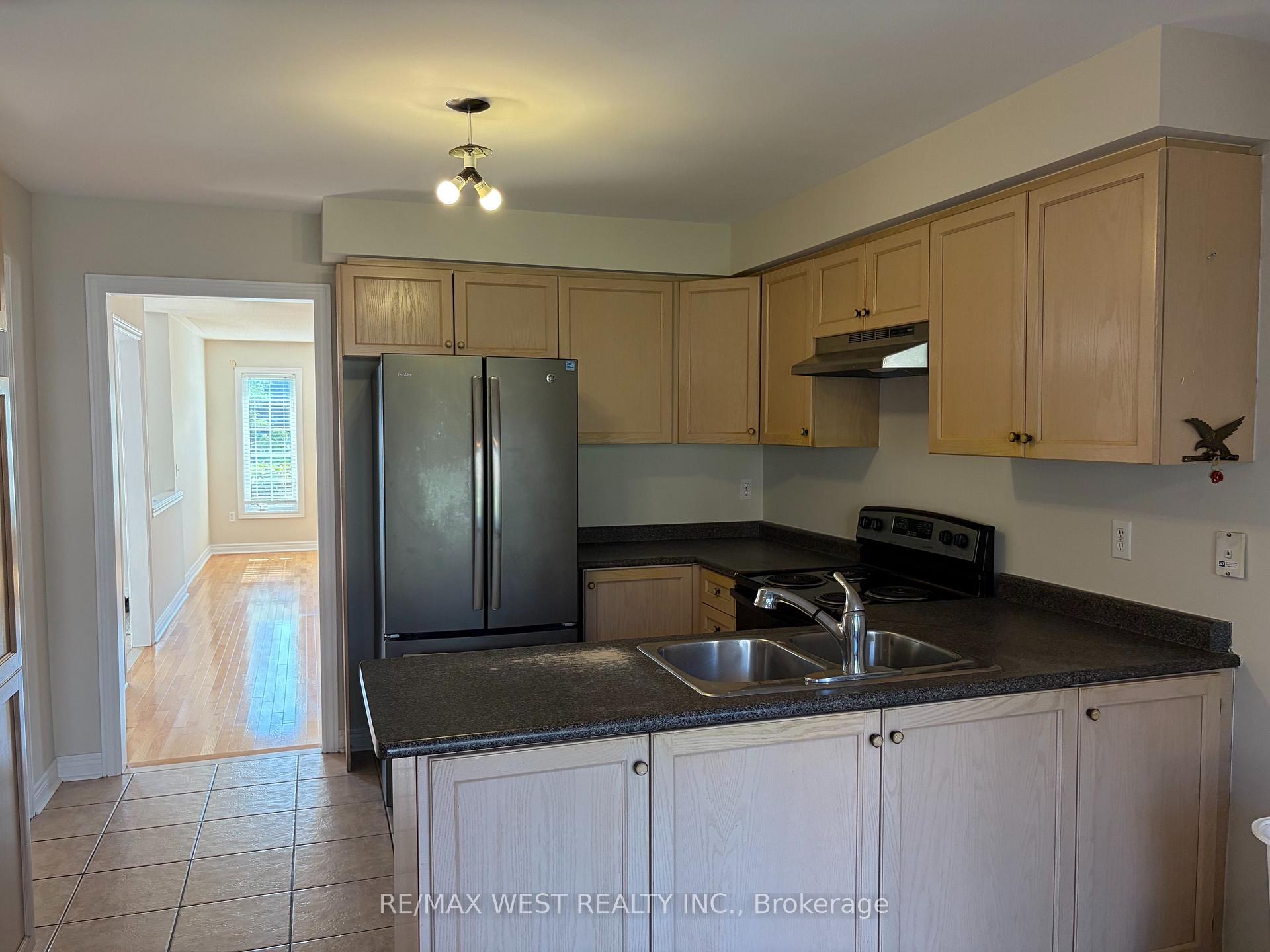 Photo 2 of 63 Munro Circle, Halton Hills, Georgetown — HOMEH