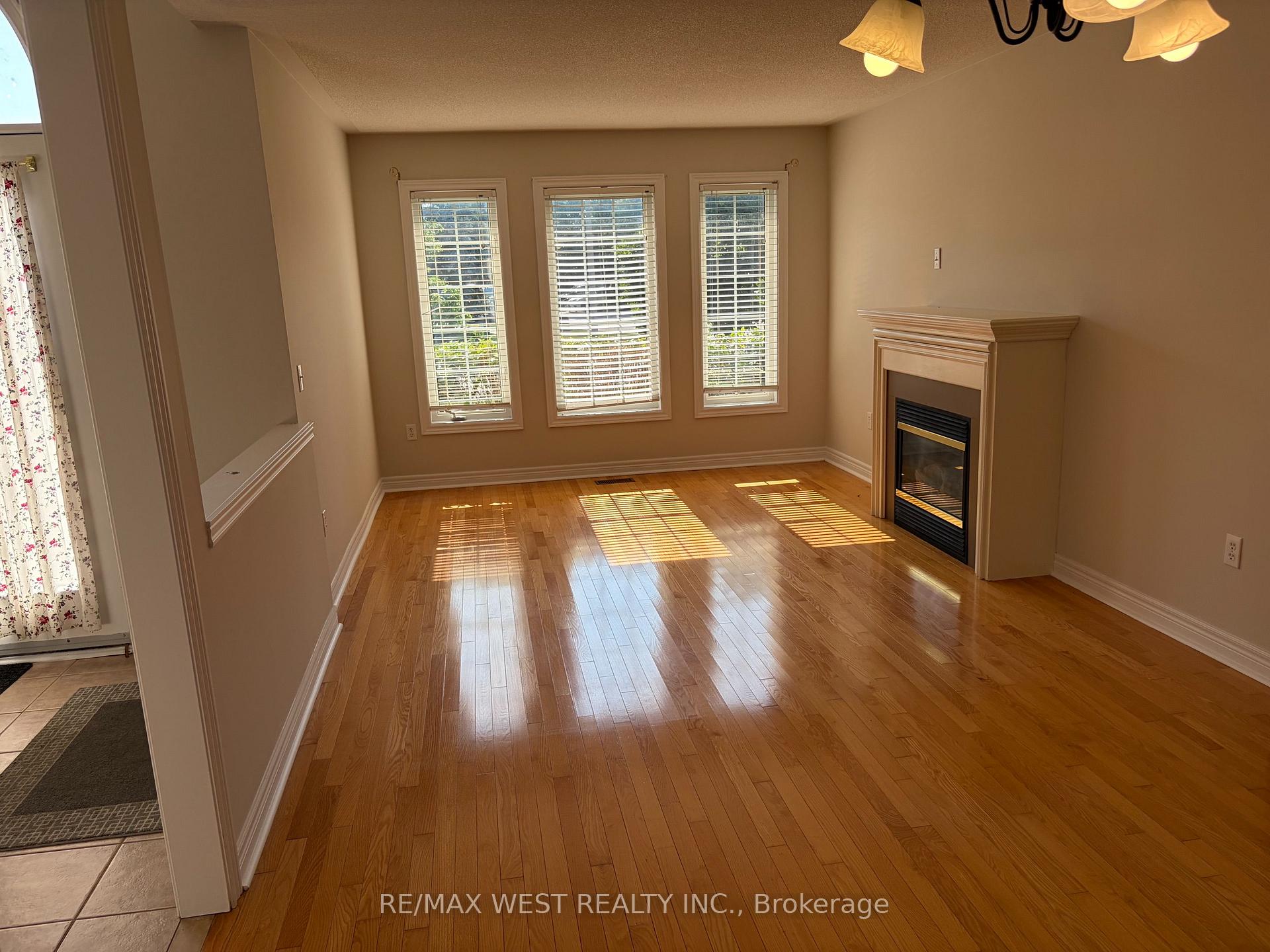 Photo 3 of 63 Munro Circle, Halton Hills, Georgetown — HOMEH