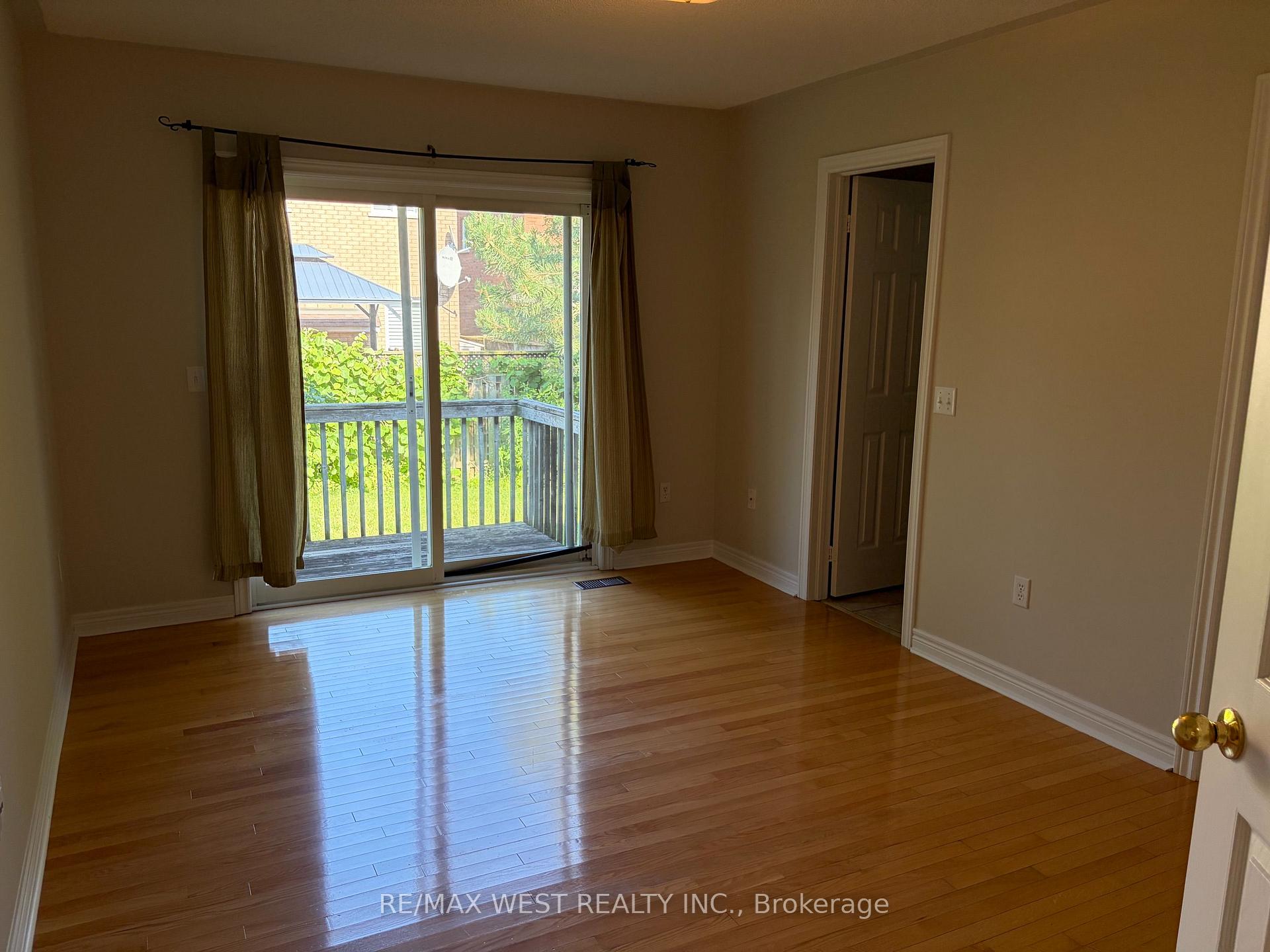 Photo 4 of 63 Munro Circle, Halton Hills, Georgetown — HOMEH