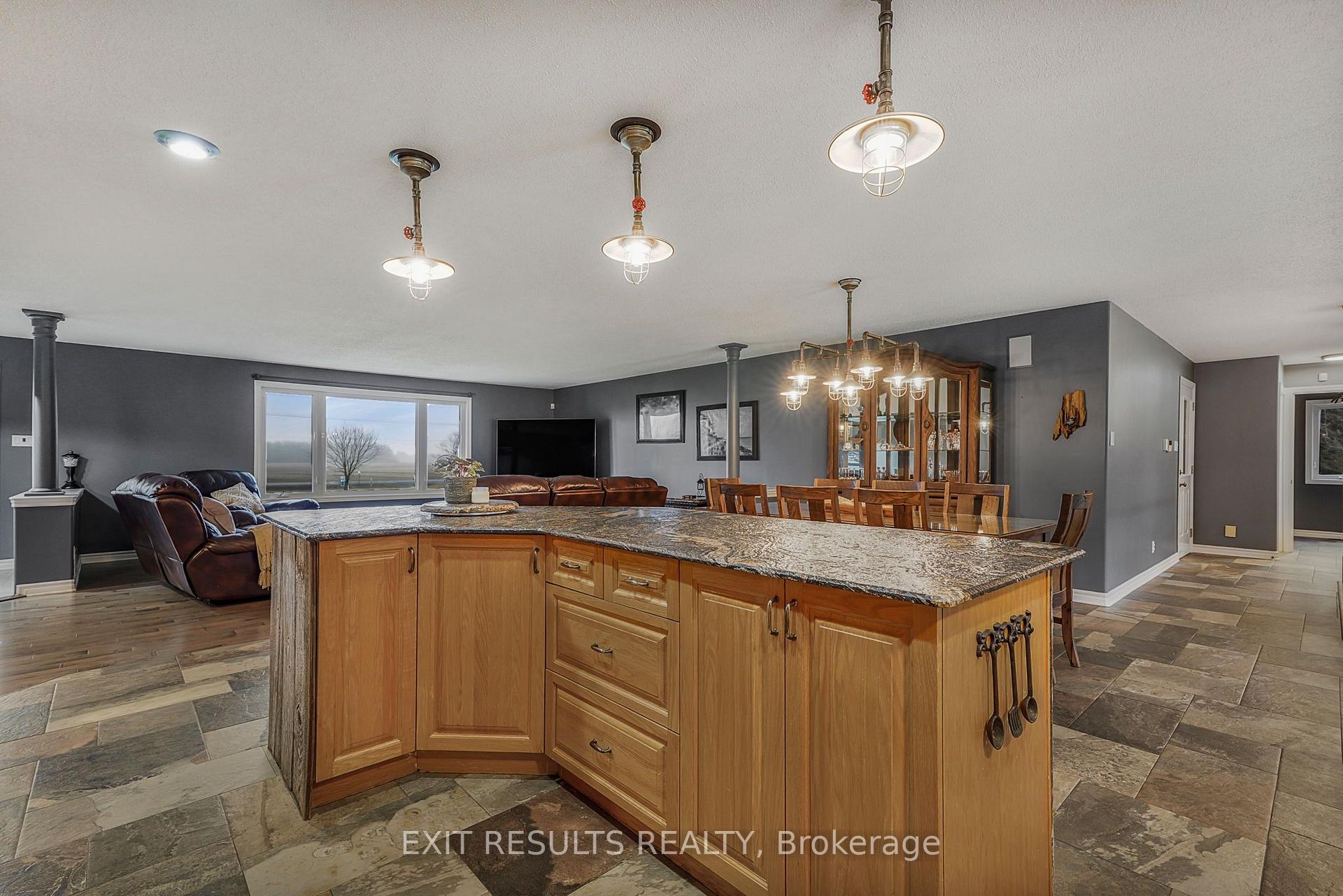 Photo 11 of 638 St Thomas Road E, Russell, Russell Twp — HOMEH