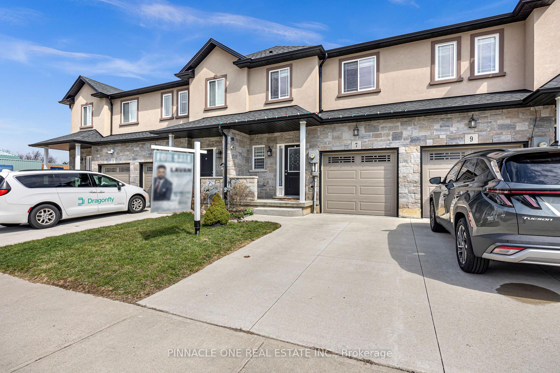 Photo 3 of 7 Mistywood Drive, Hamilton, Stoney Creek Mountain — HOMEH