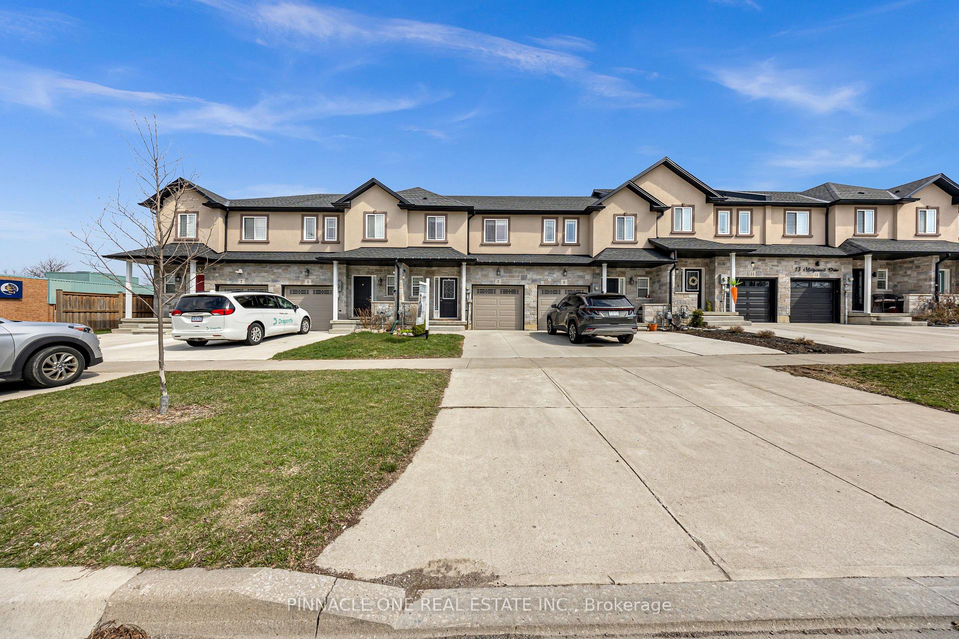 Photo 4 of 7 Mistywood Drive, Hamilton, Stoney Creek Mountain — HOMEH