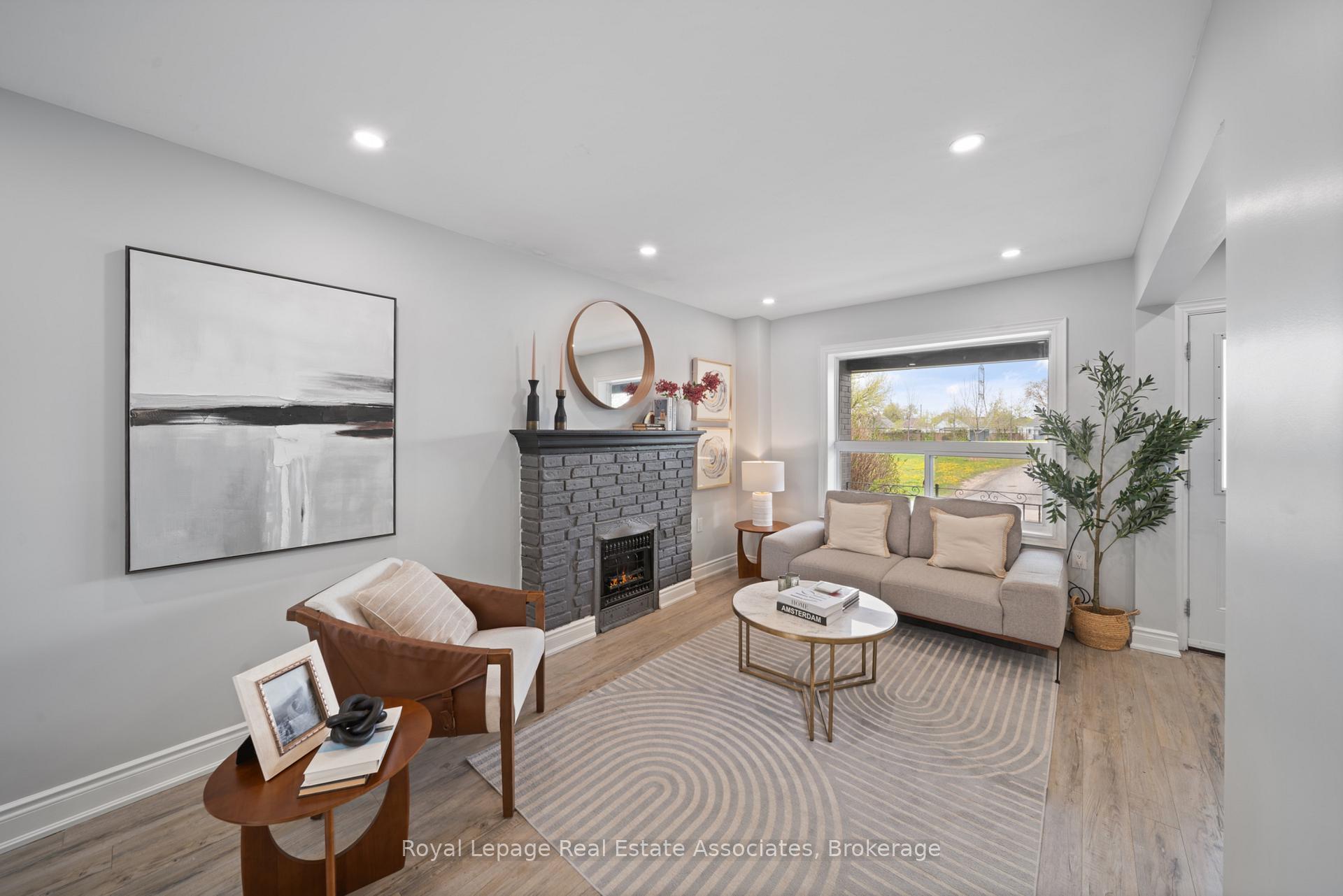 Photo of 305 Weir Street N