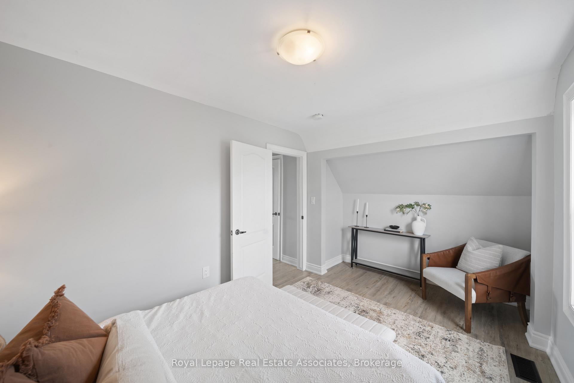 Photo 12 of 305 Weir Street N, Hamilton, Homeside — HOMEH
